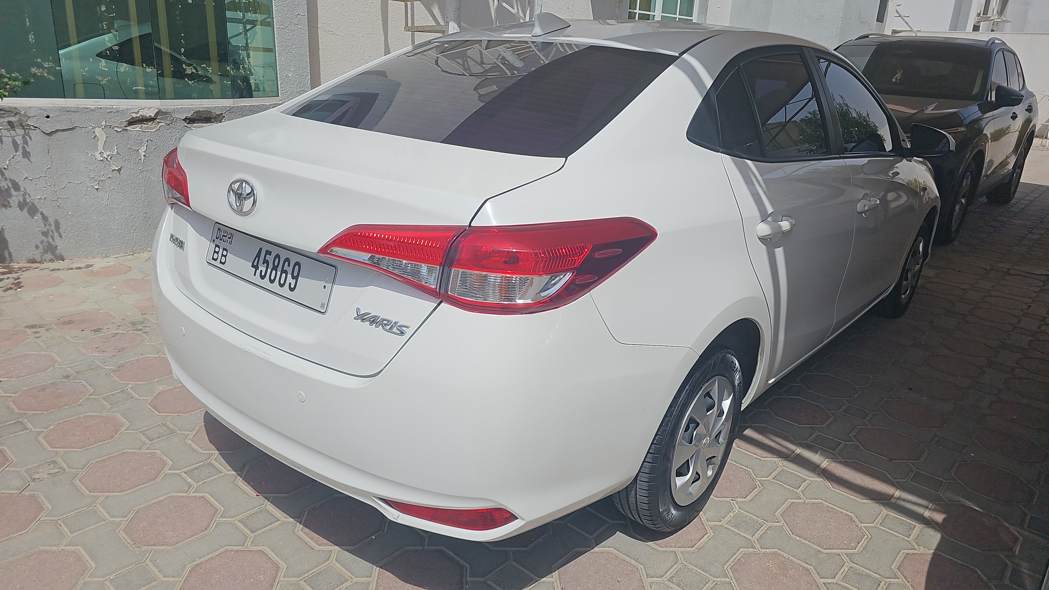 Blanc Toyota Yaris Sedan 2022