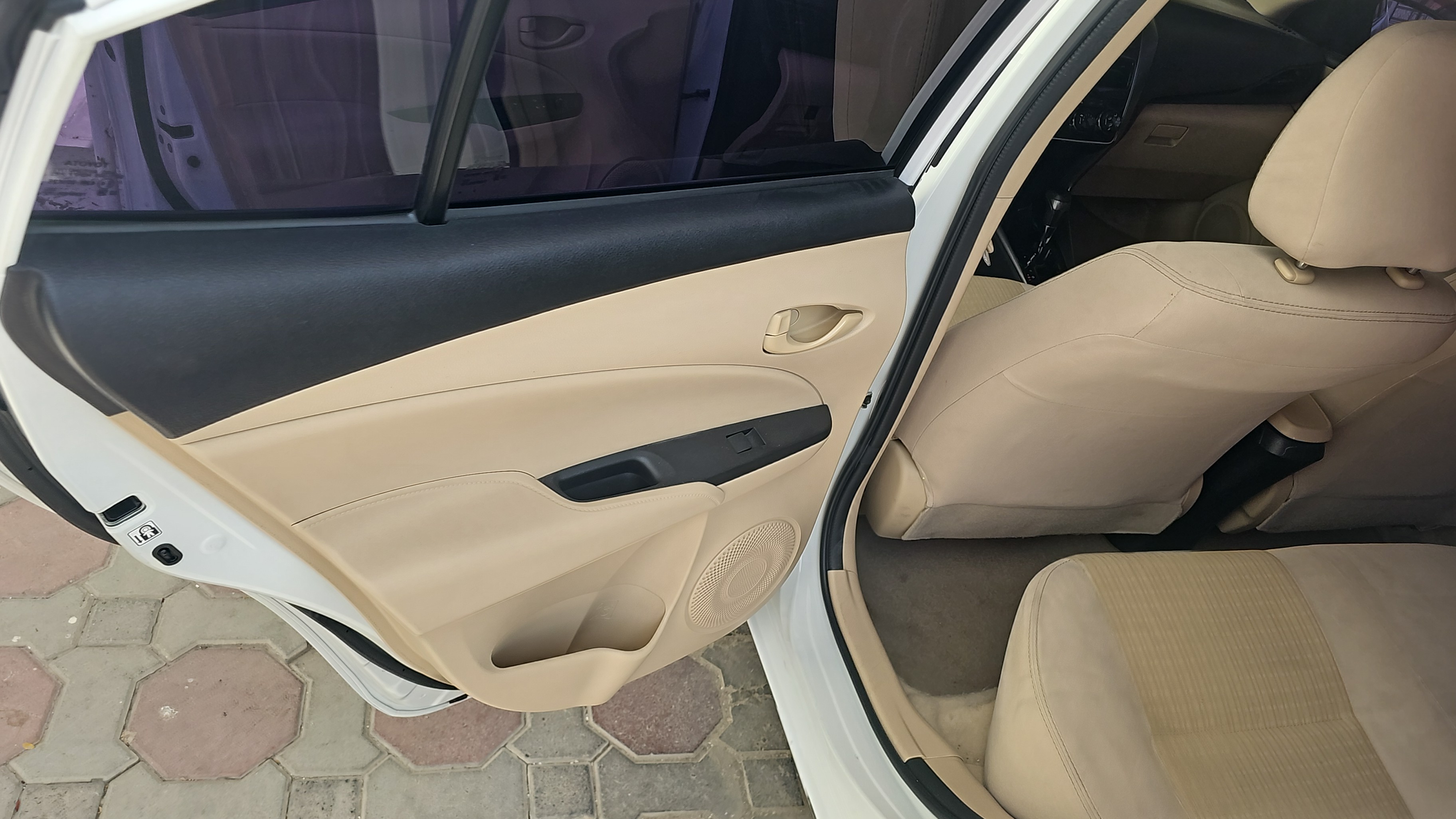 Blanc Toyota Yaris Sedan 2022