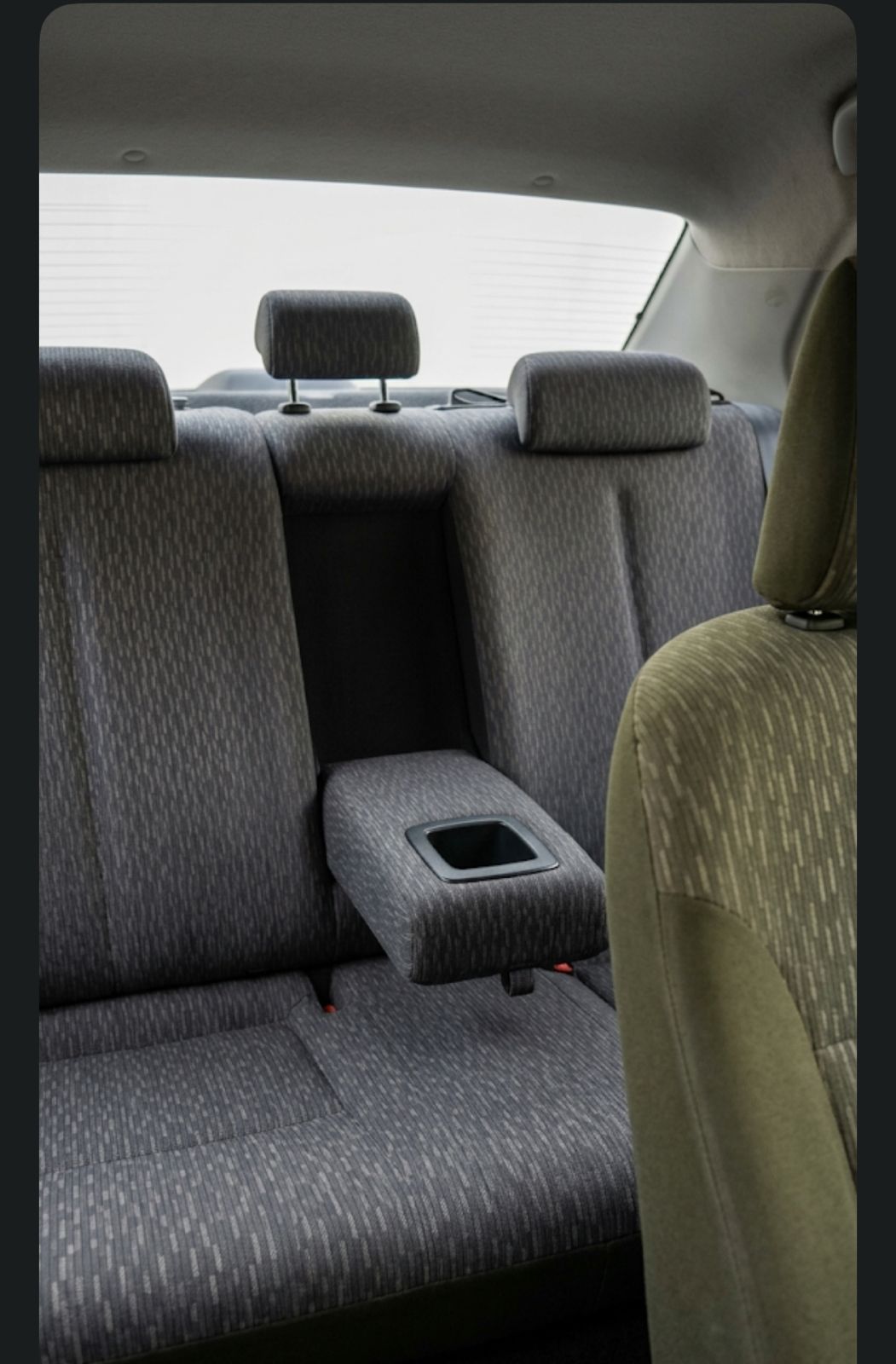 فضي تويوتا Yaris Basic ٢٠١١