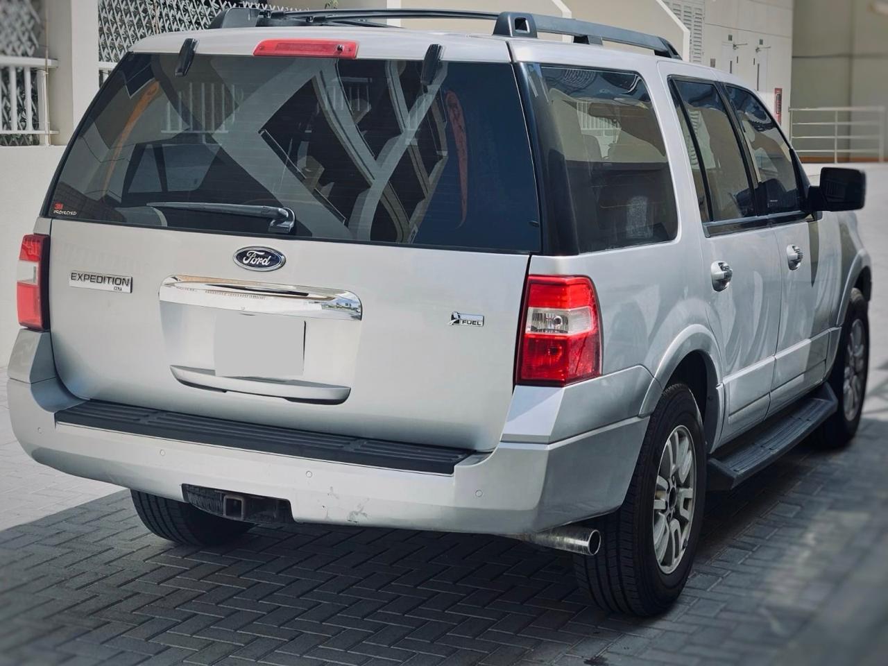 Silber Ford Expedition XLT 2011