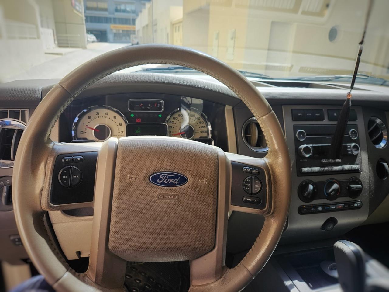 Silber Ford Expedition XLT 2011