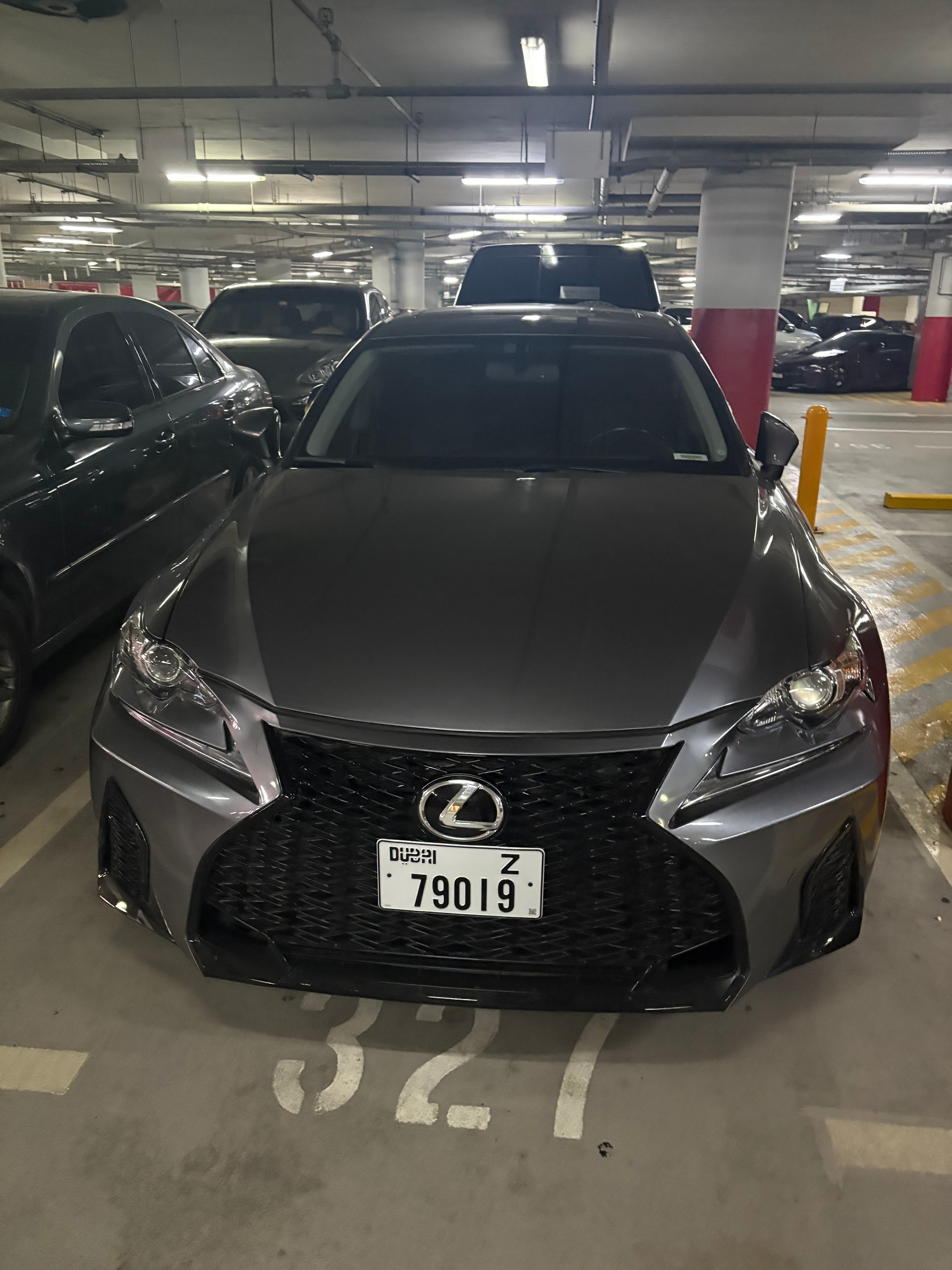 Серый Lexus IS 200 2016 год