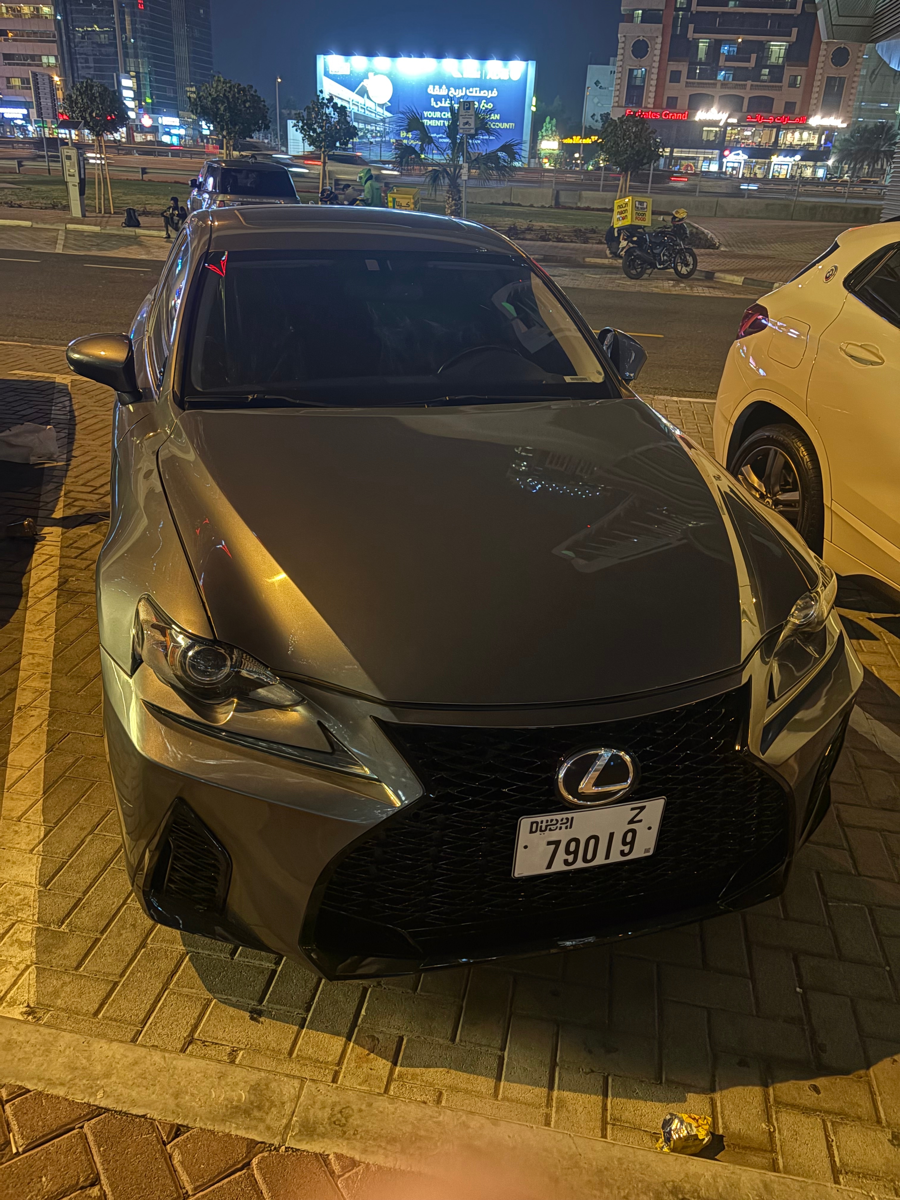 Серый Lexus IS 200 2016 год