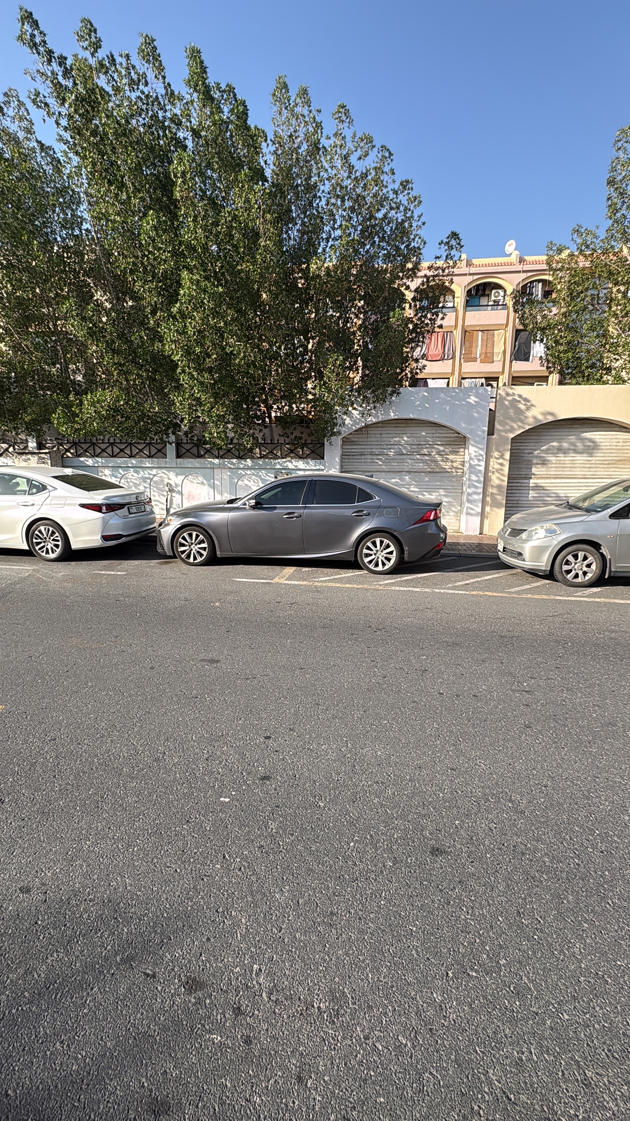 Серый Lexus IS 200 2016 год