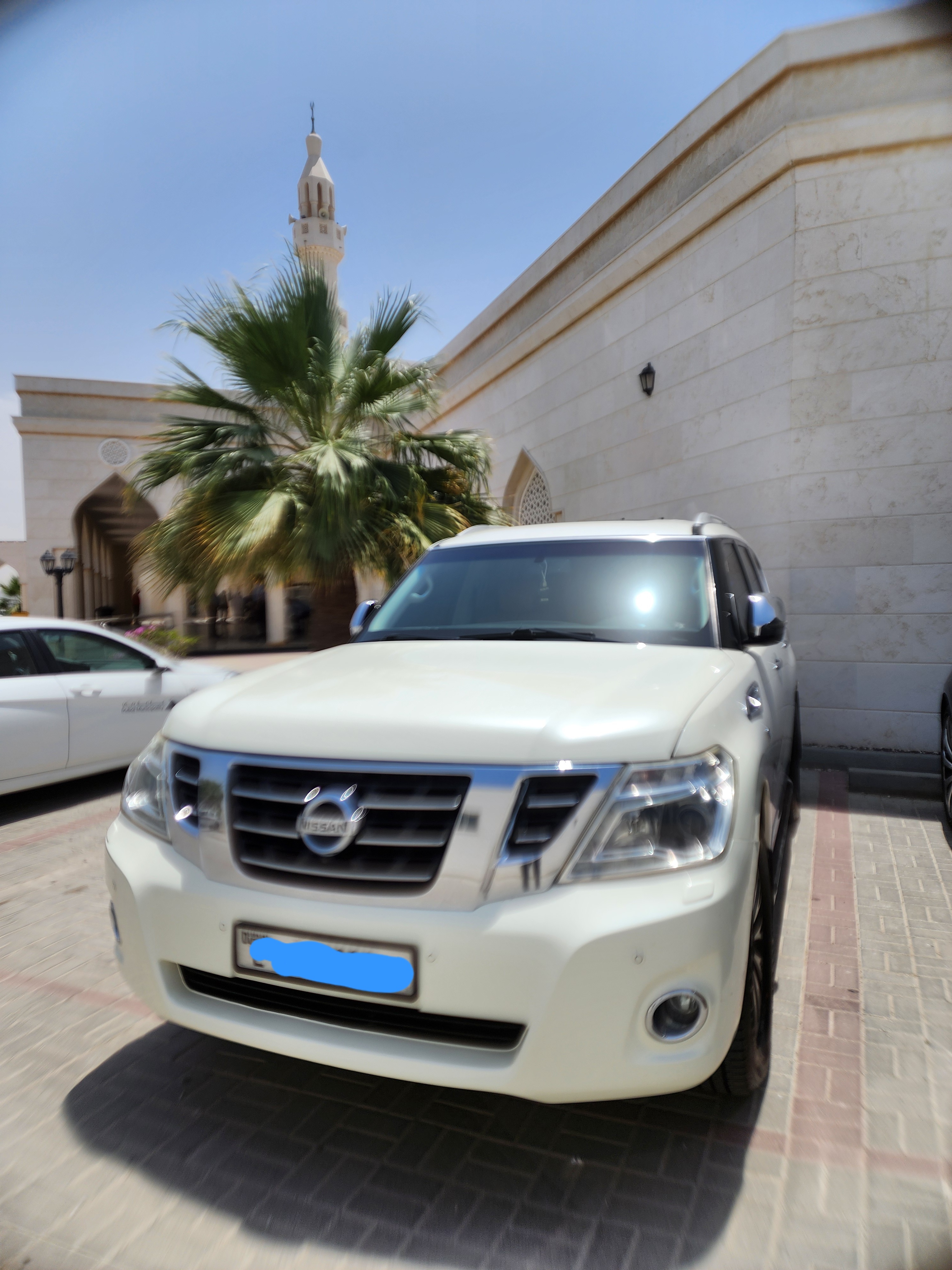 Белый Nissan Patrol V8 2017 год