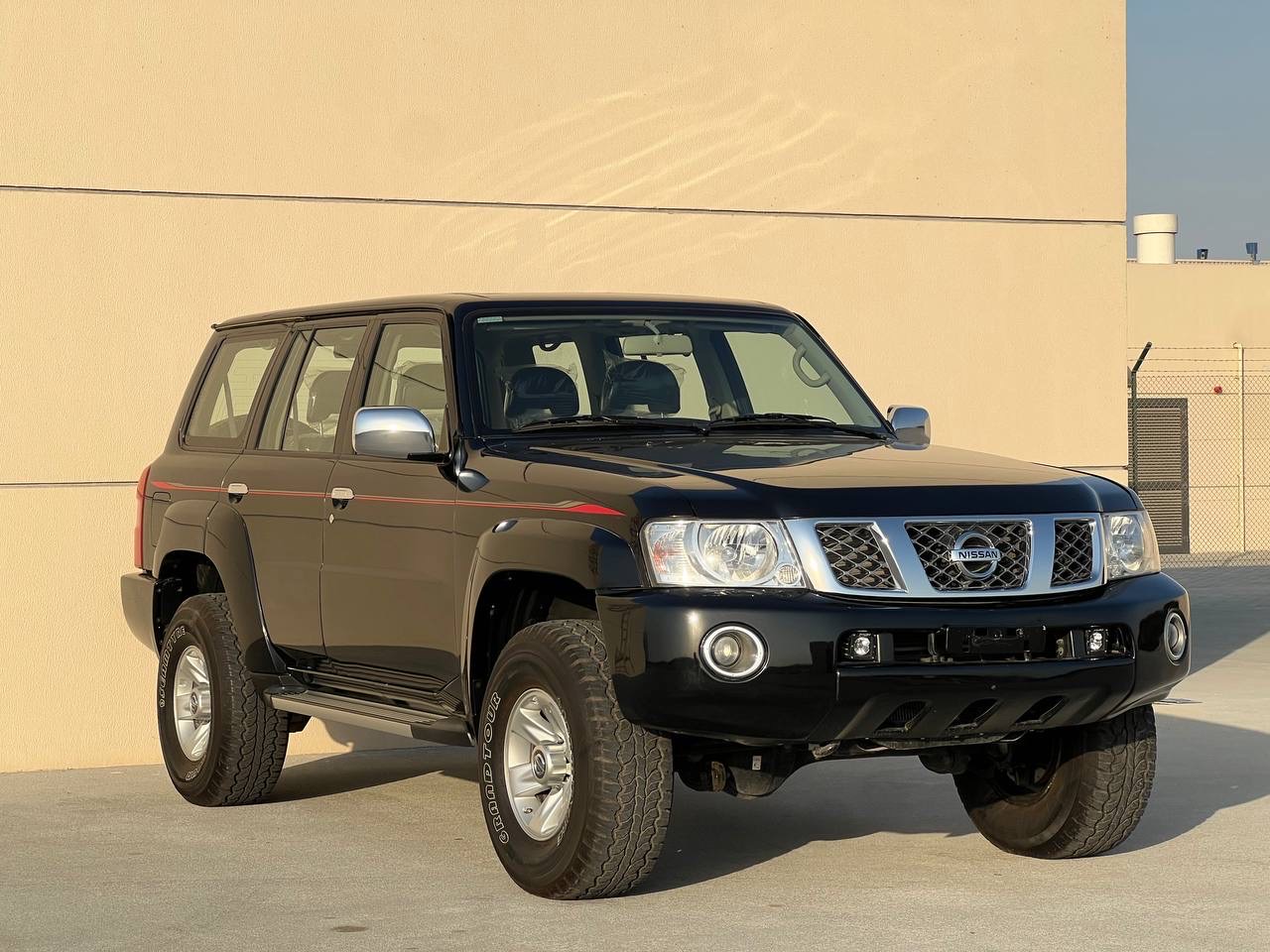 أسود نيسان Patrol Safari Safari 2021