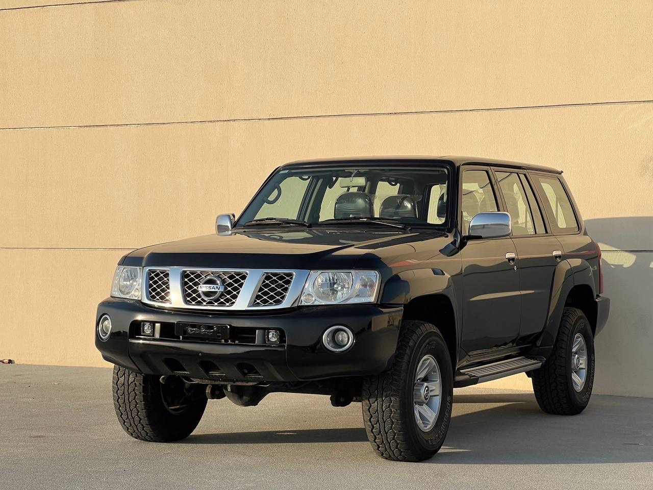 أسود نيسان Patrol Safari Safari 2021