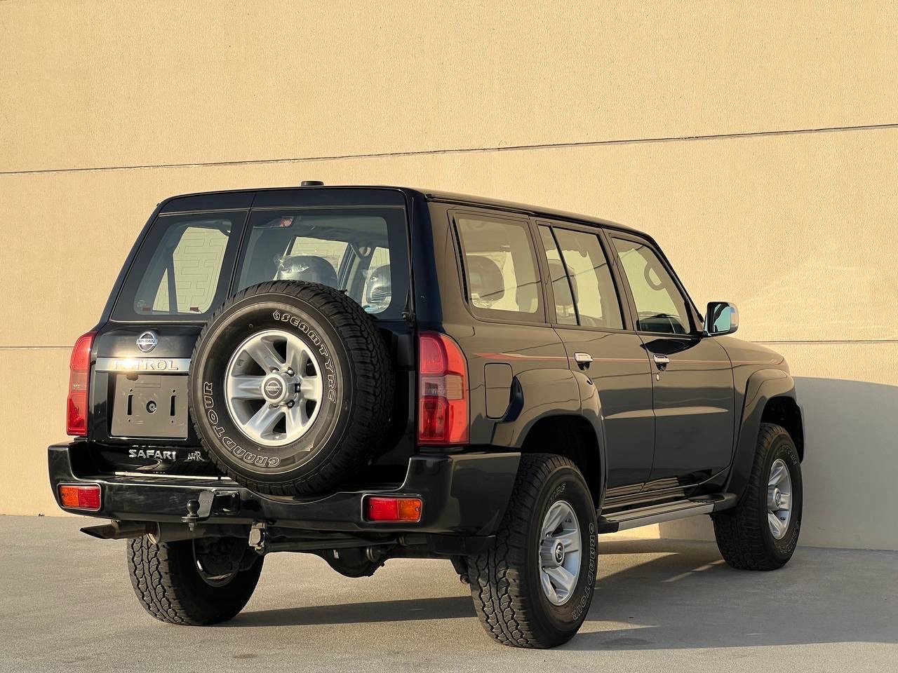 Black Nissan Patrol Safari Safari 2021