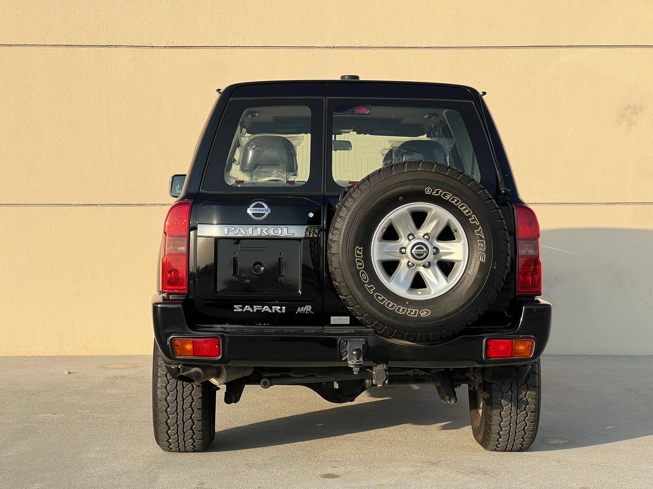 أسود نيسان Patrol Safari Safari 2021