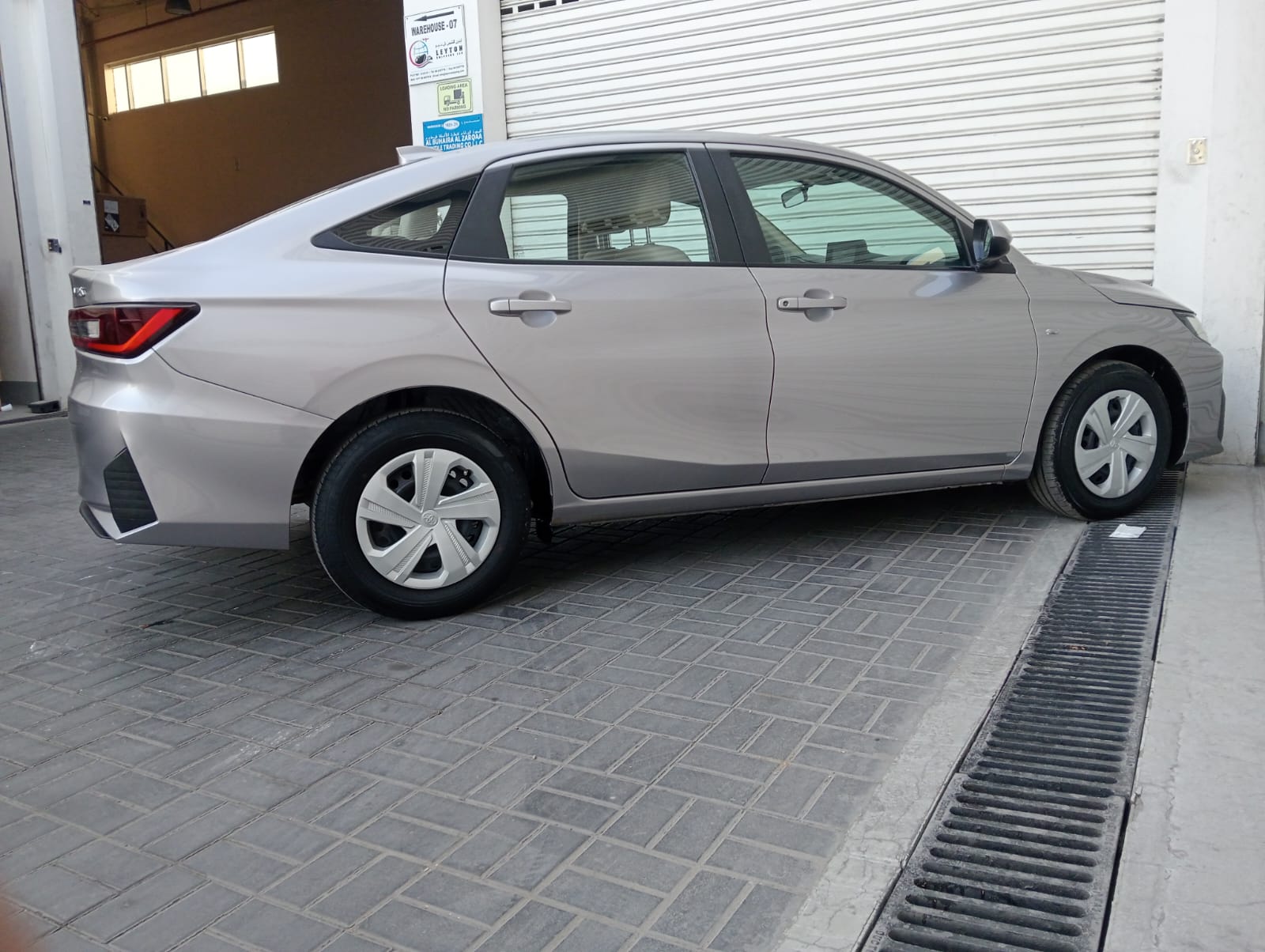 Серебро Toyota Yaris SE 2023 год