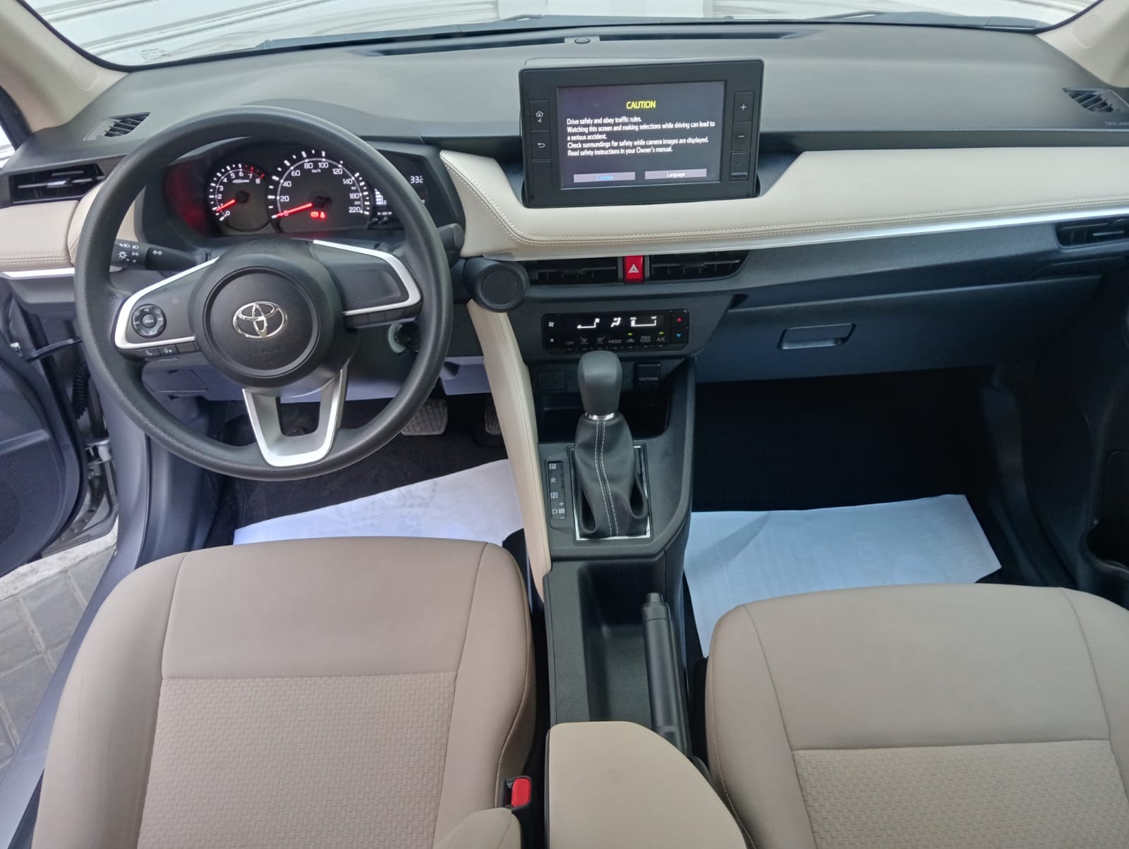 Silver Toyota Yaris SE 2023
