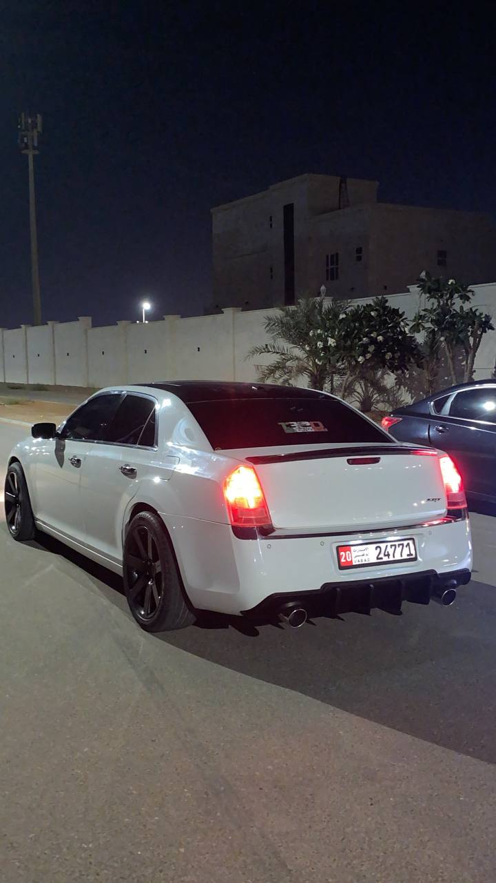 White Chrysler 300C 2014