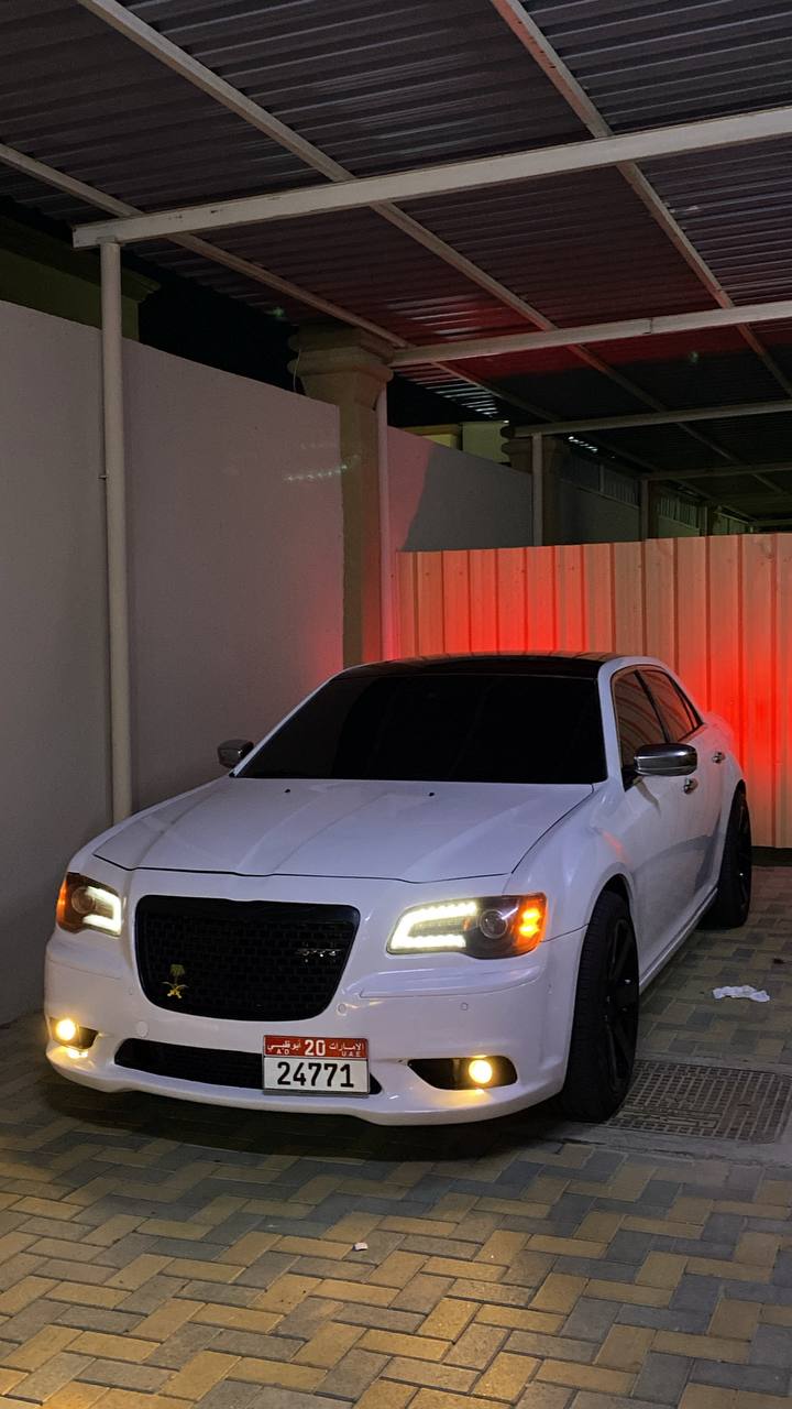 White Chrysler 300C 2014