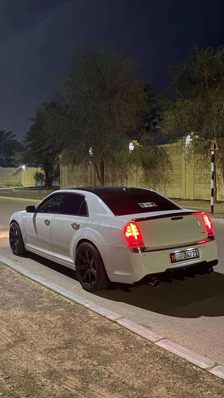 White Chrysler 300C 2014