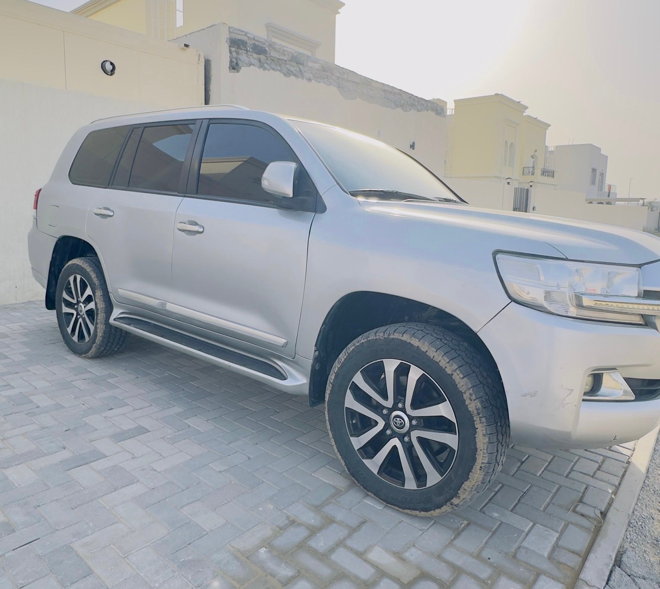 Argent Toyota Land Cruiser 5.7L 2019