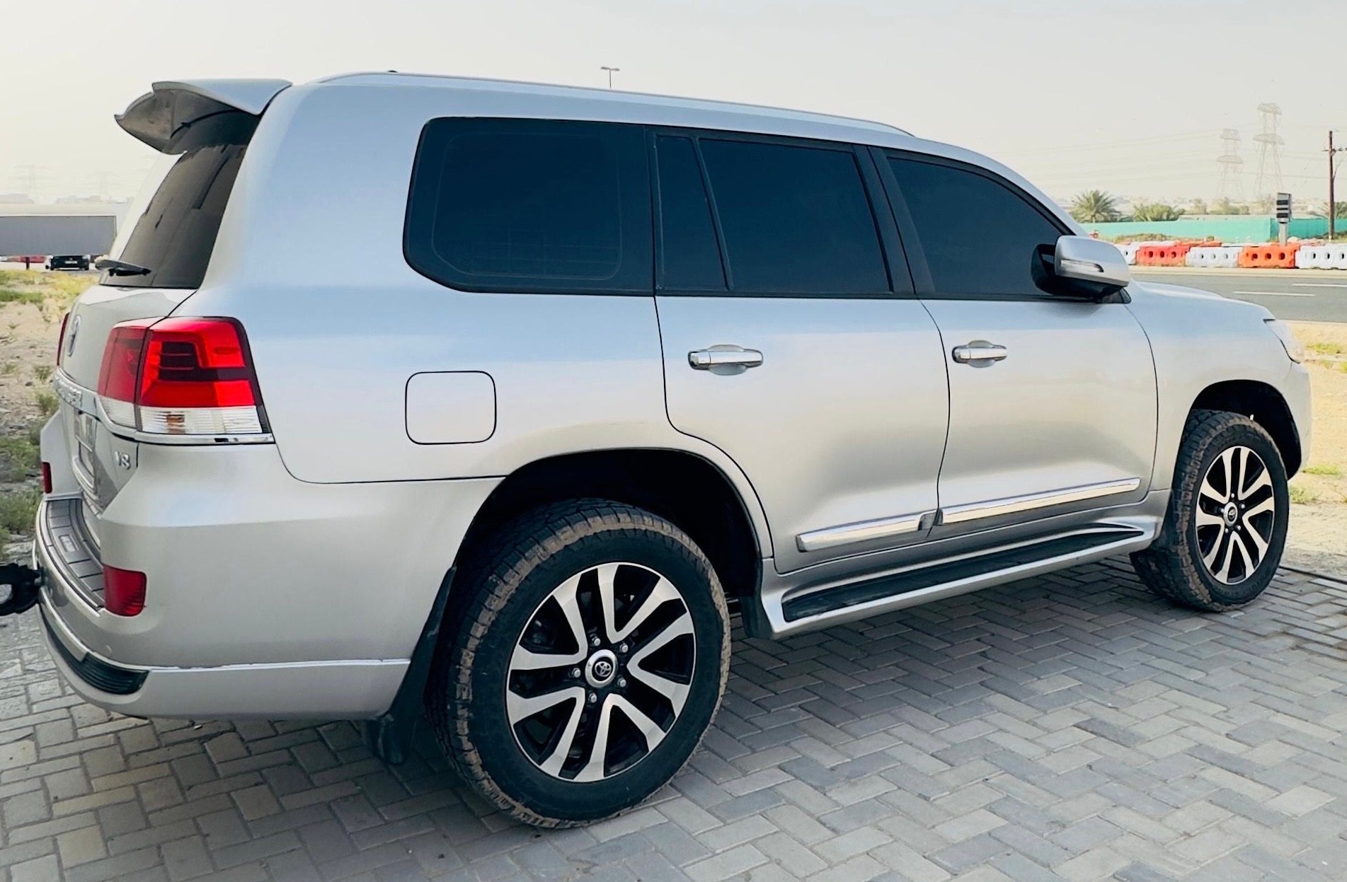 Gümüş Toyota Land Cruiser 5.7L 2019
