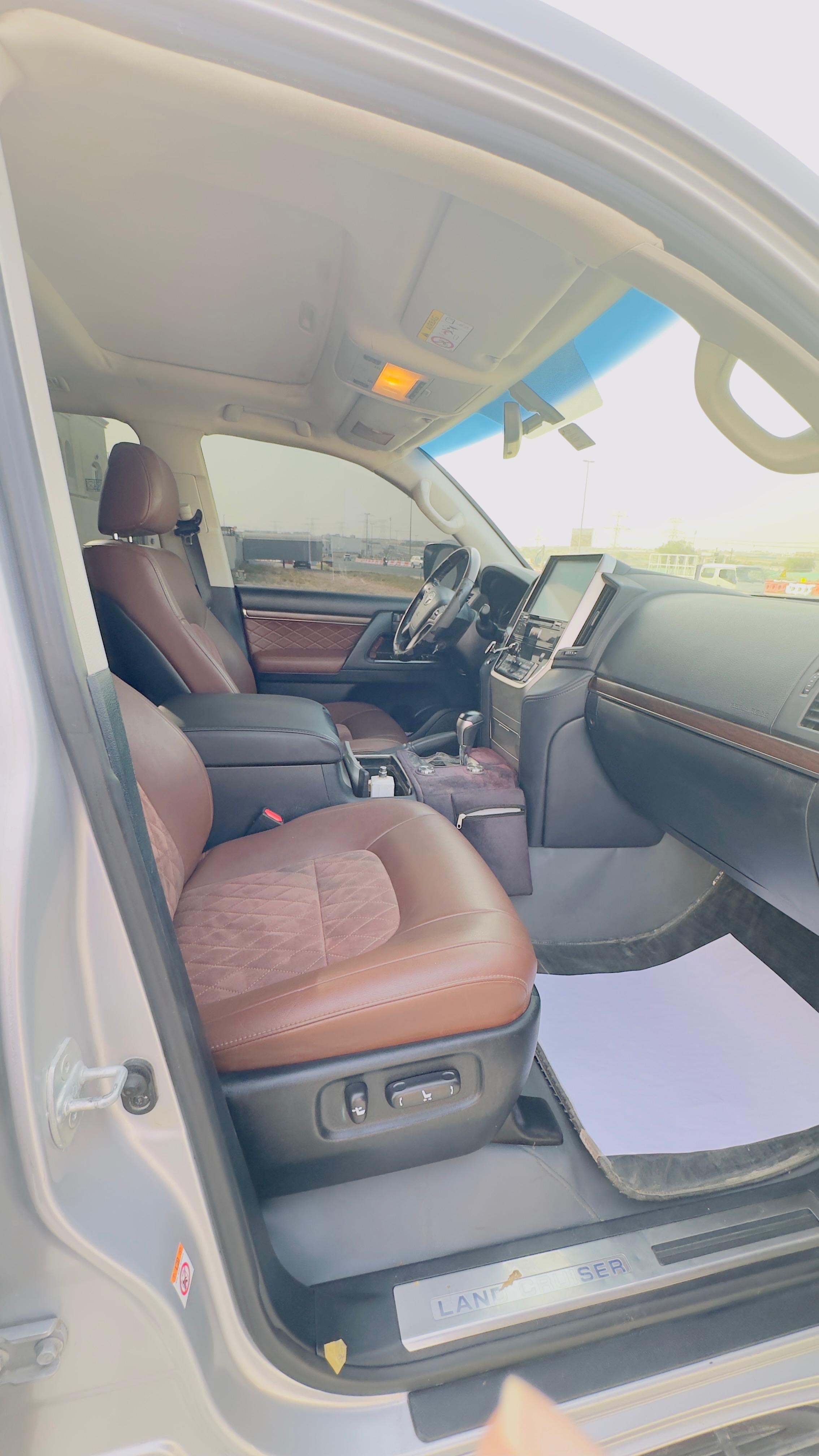 Argent Toyota Land Cruiser 5.7L 2019