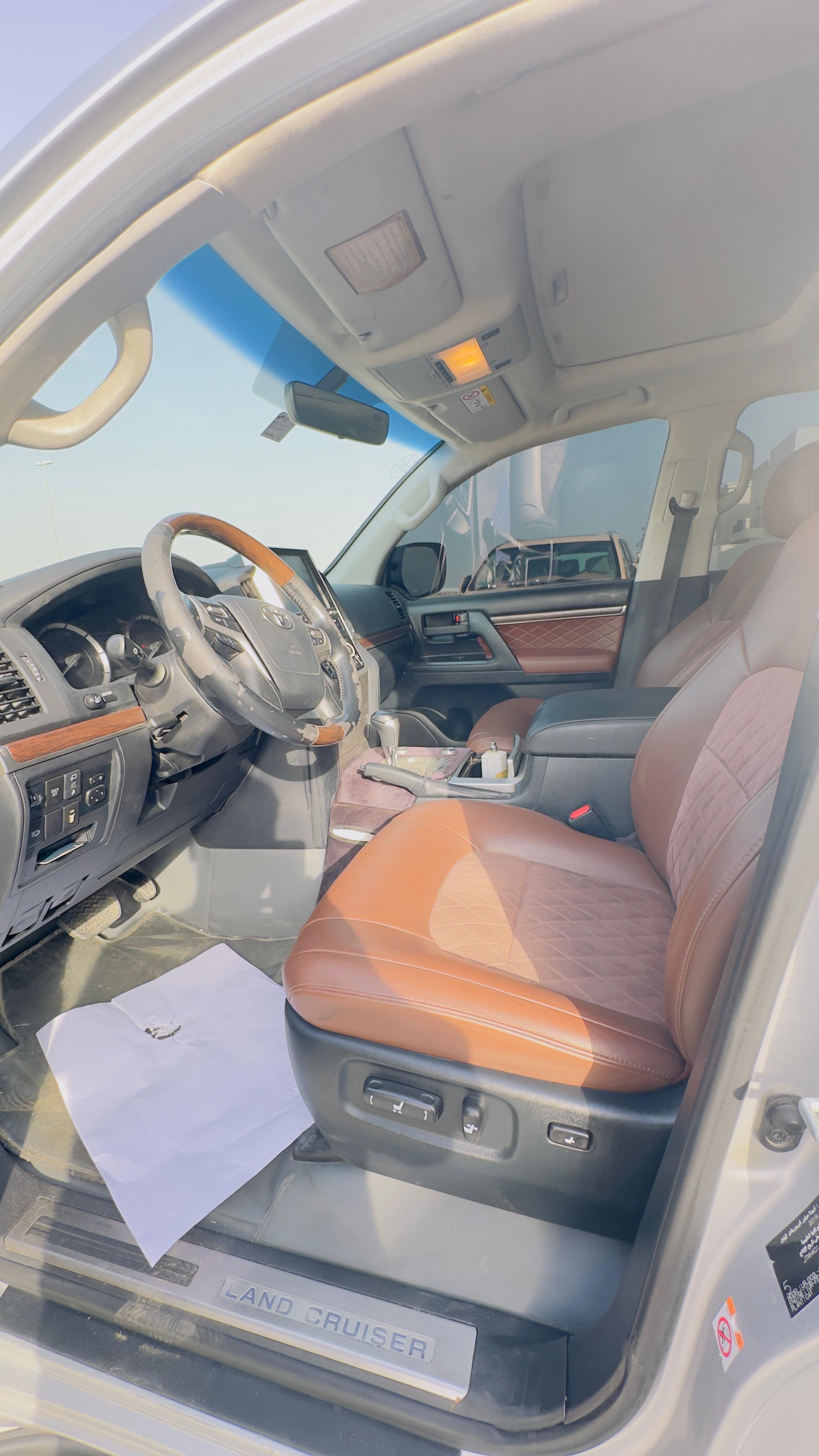 Silber Toyota Land Cruiser 5.7L 2019