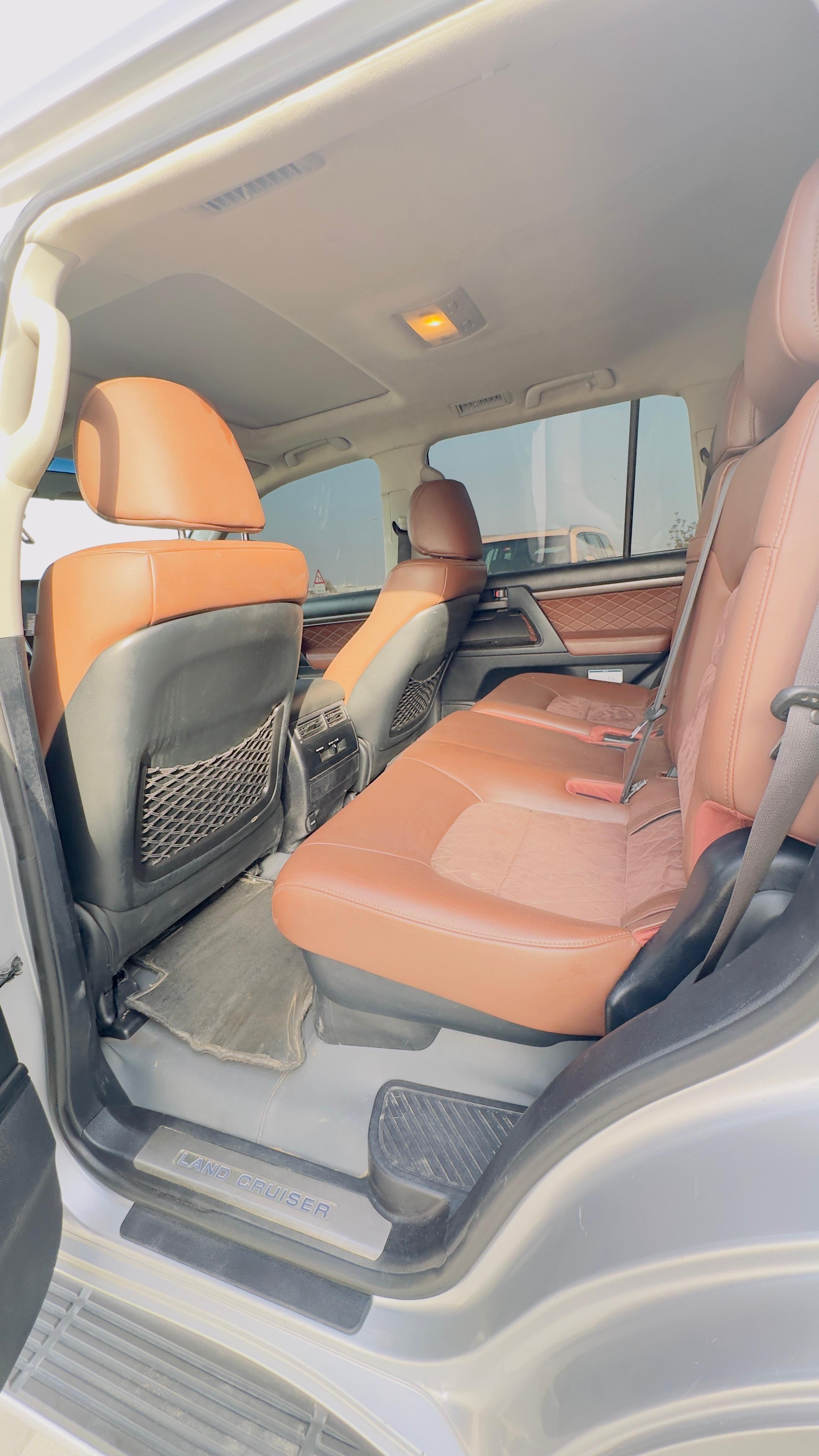 Silber Toyota Land Cruiser 5.7L 2019