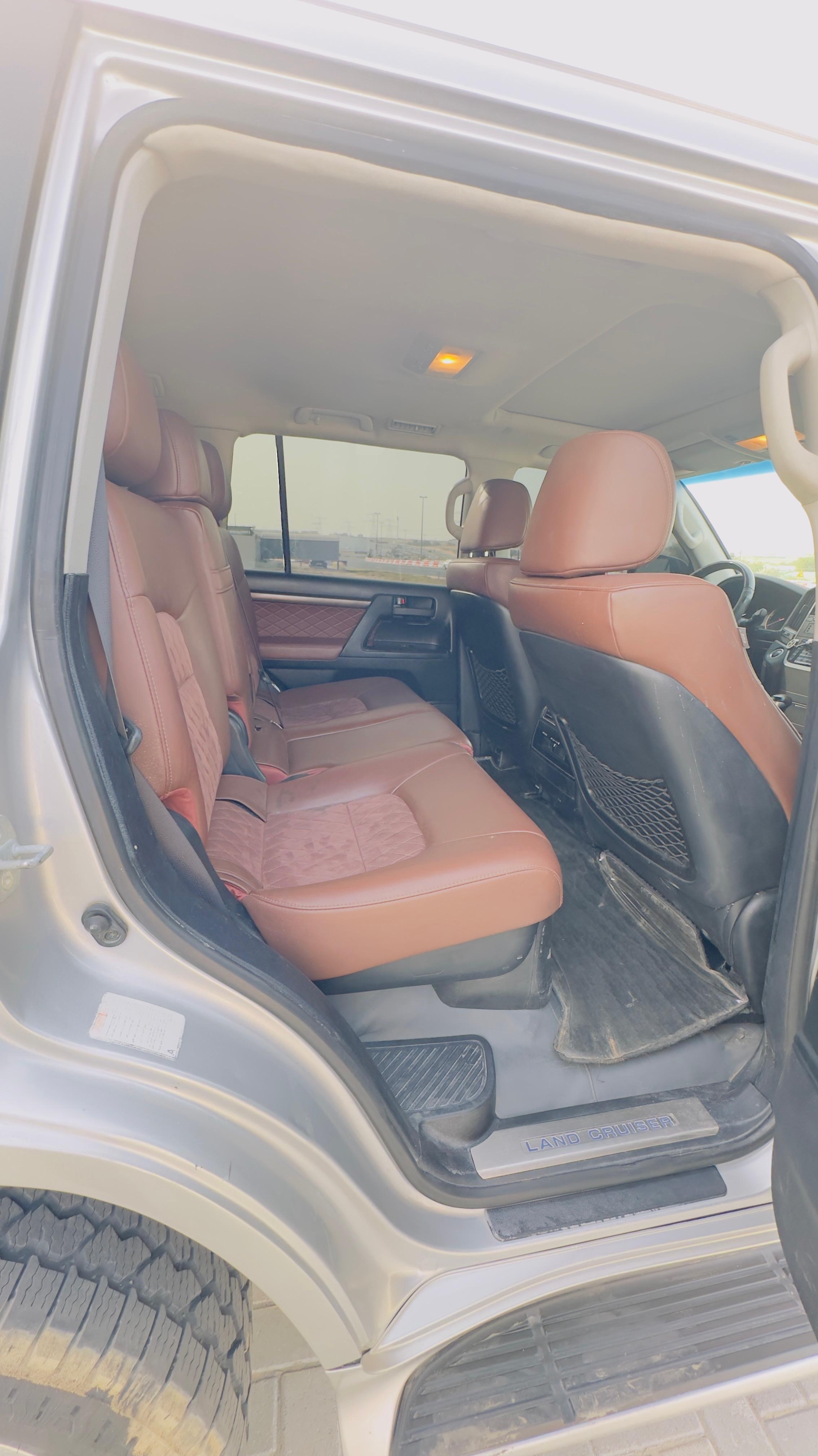 Silber Toyota Land Cruiser 5.7L 2019