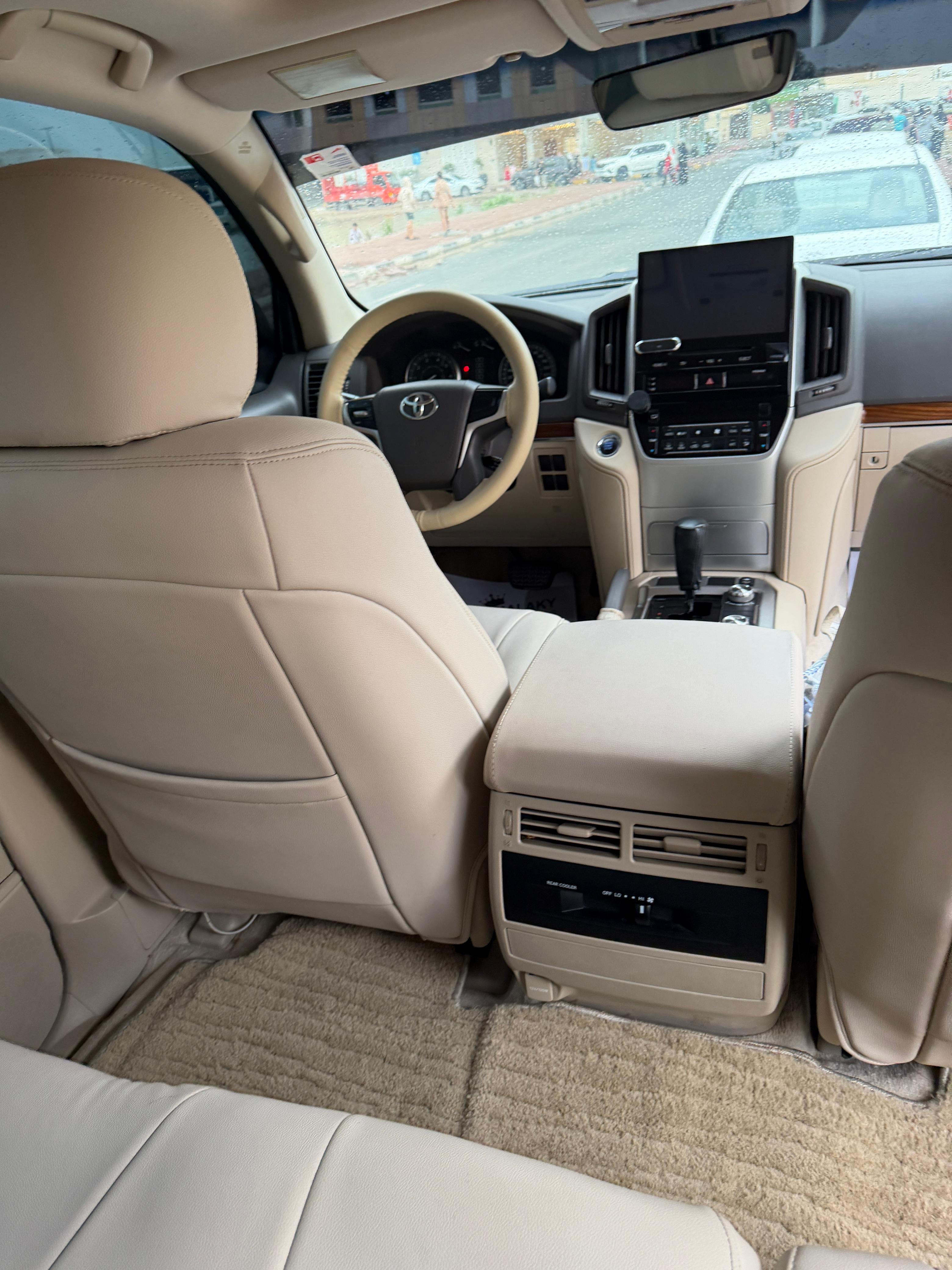 Silber Toyota Land Cruiser 4.0L 2018