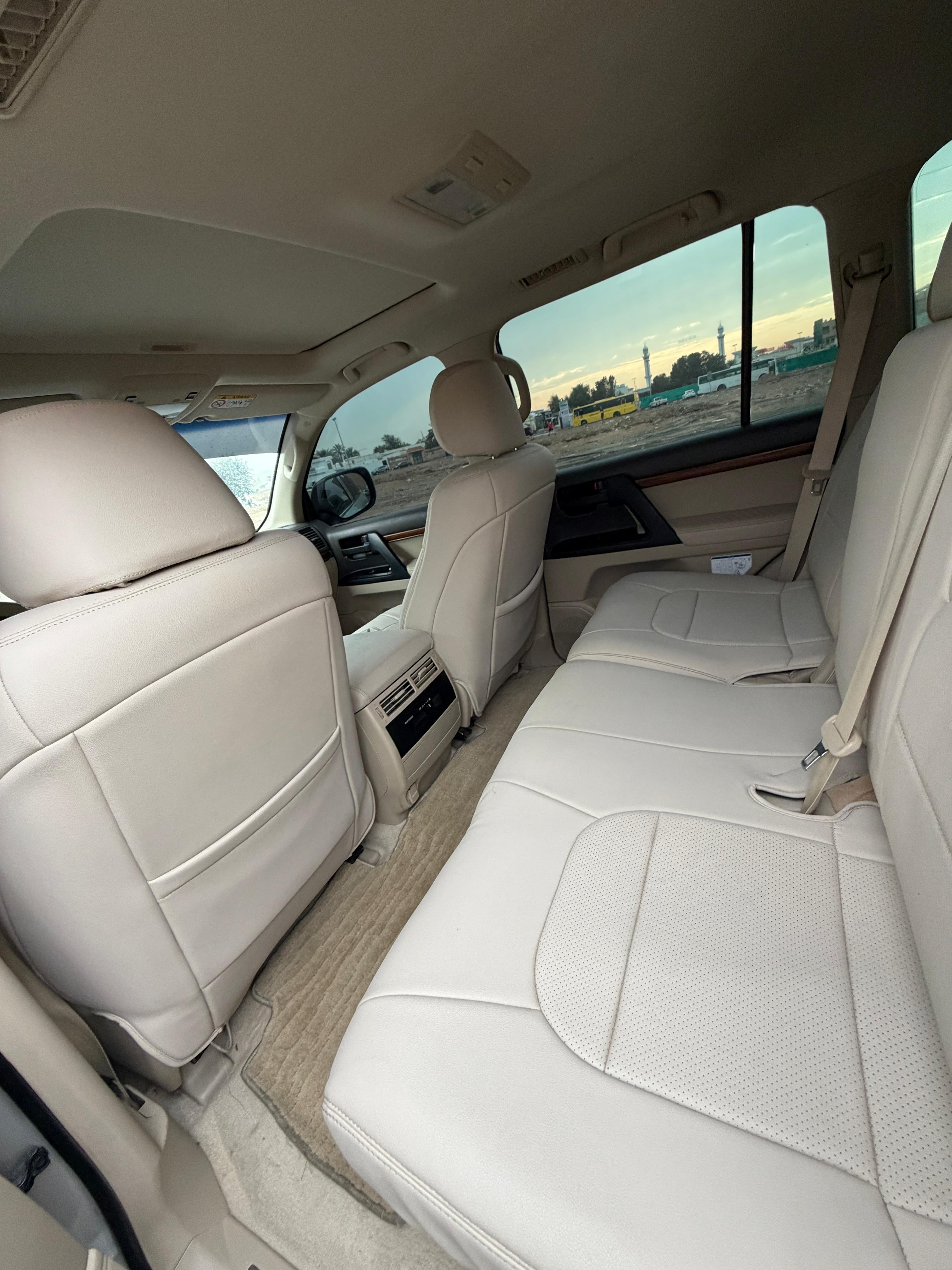 Silber Toyota Land Cruiser 4.0L 2018