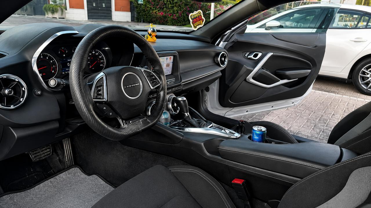 Черный Chevrolet Camaro LT 2021 год