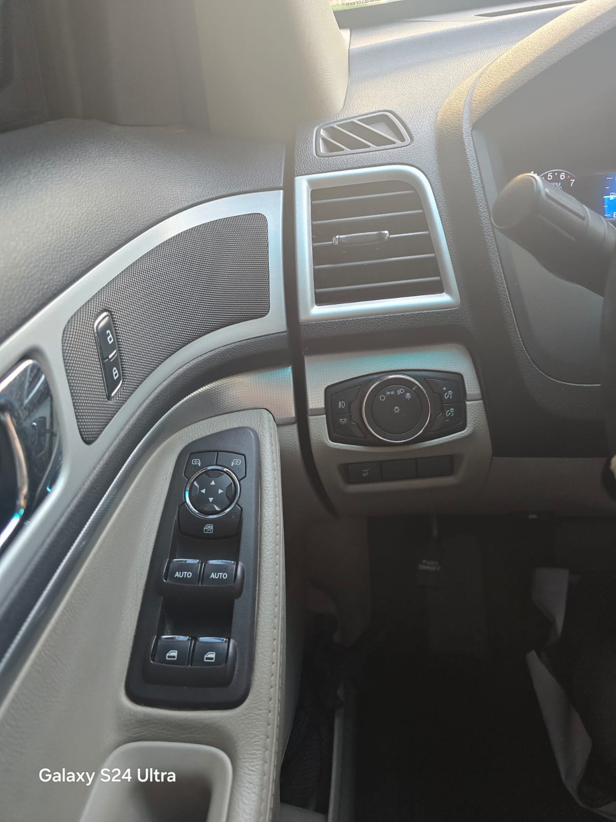 Blanc Ford Explorer XLT 2014