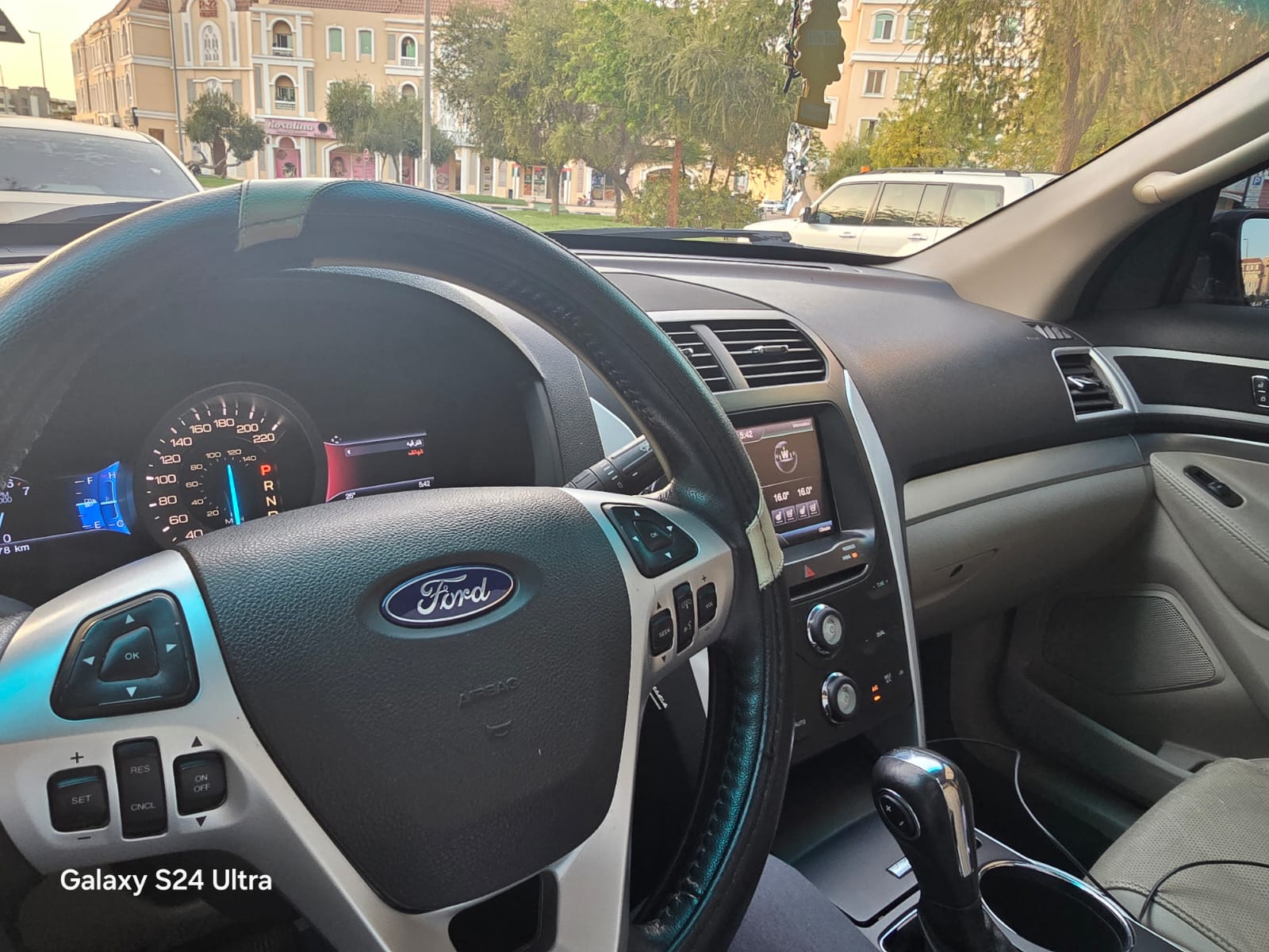 Blanc Ford Explorer XLT 2014