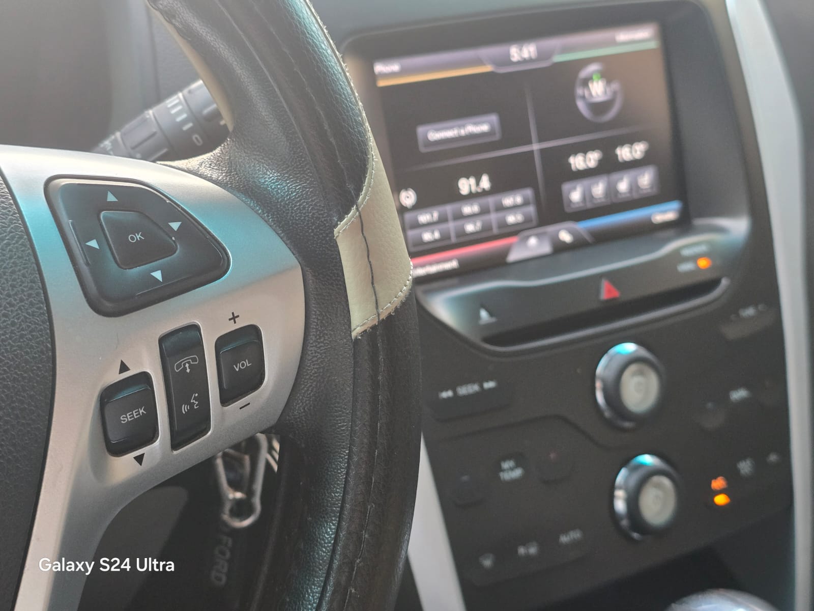Blanc Ford Explorer XLT 2014