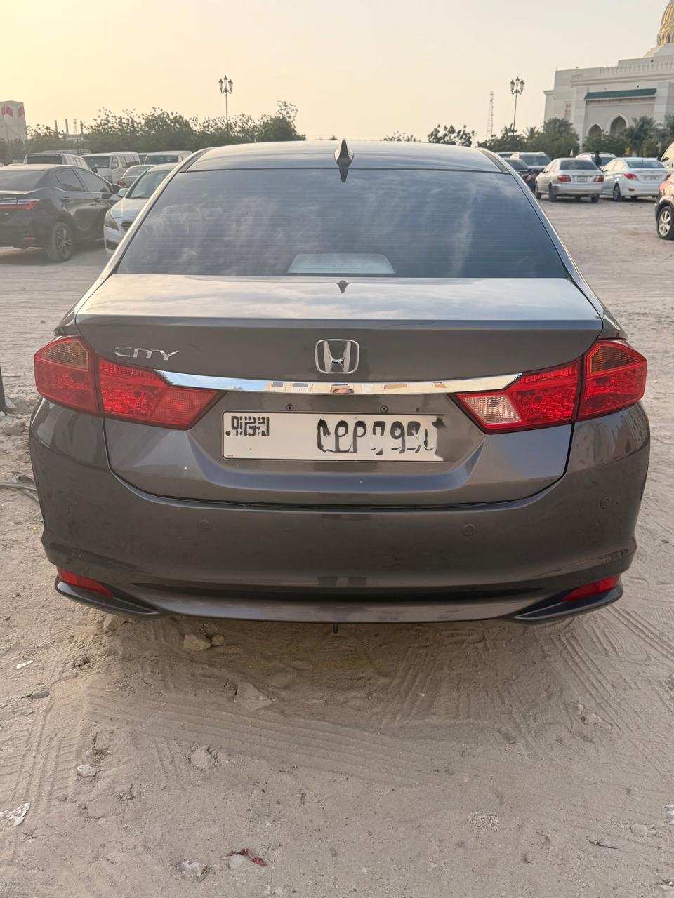 Dunkelgrau Honda City LX Sport 2017