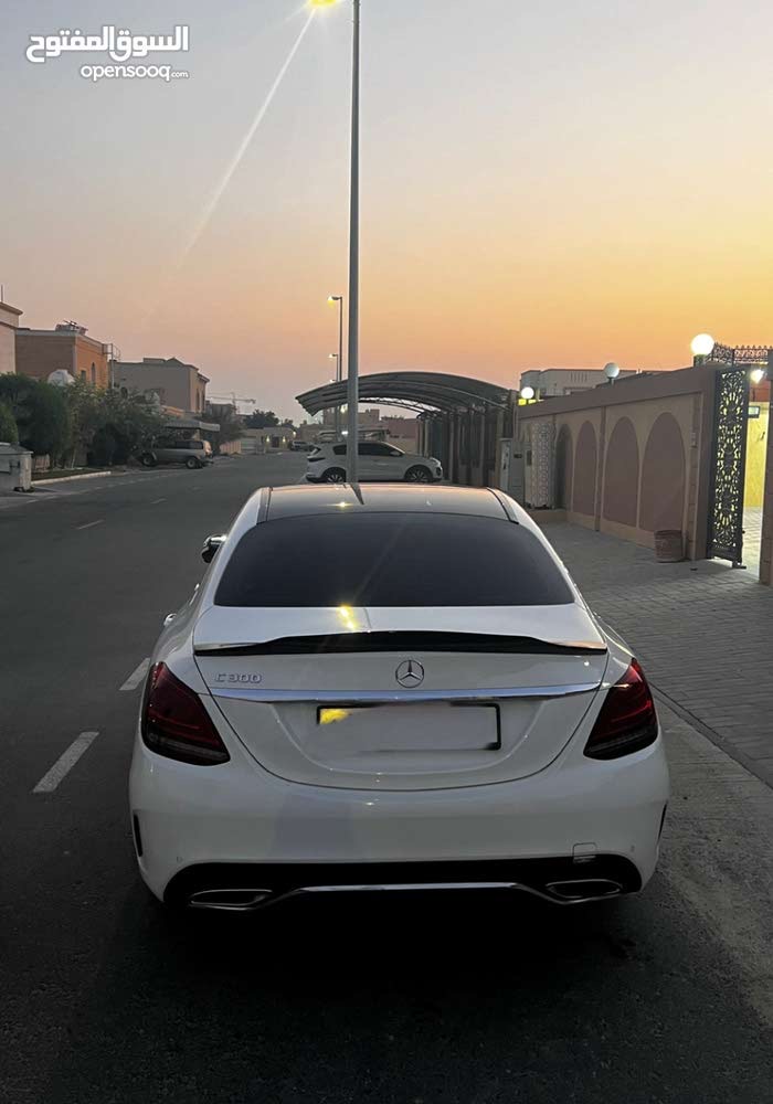 Белый Mercedes Benz C300 2017 год