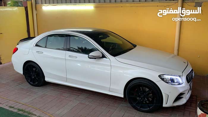 Белый Mercedes Benz C300 2017 год