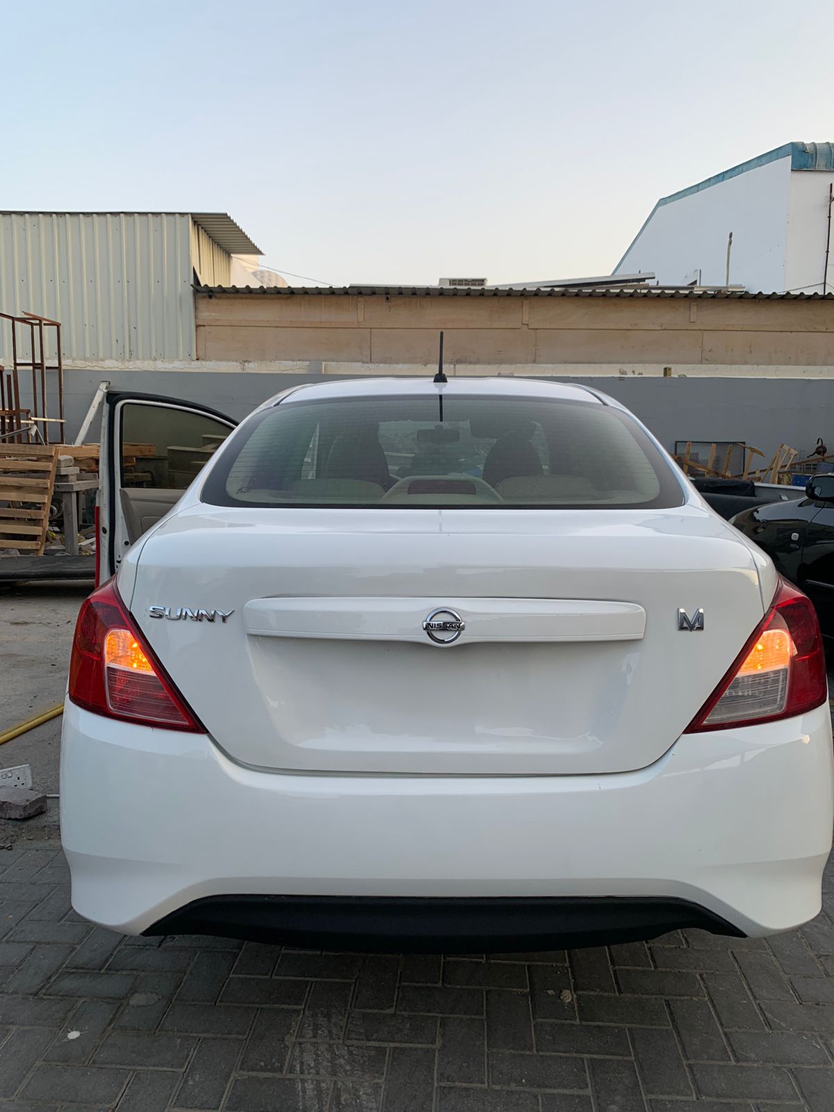 wit Nissan Sunny S 2019
