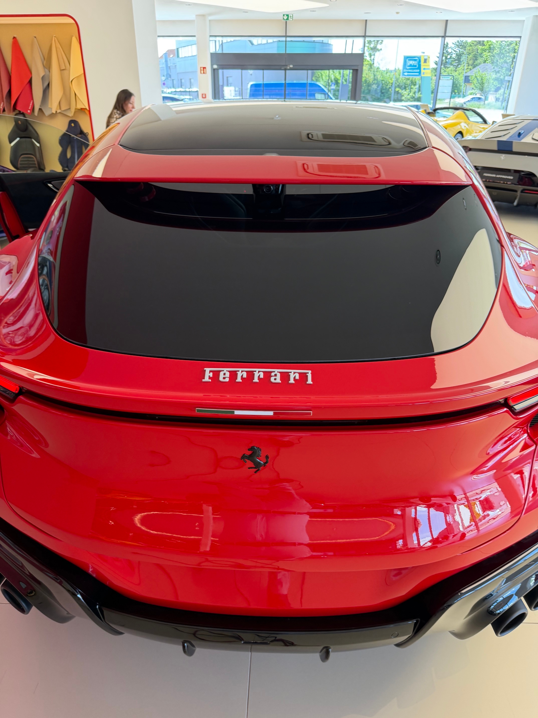 rood Ferrari Purosangue Standard 2026