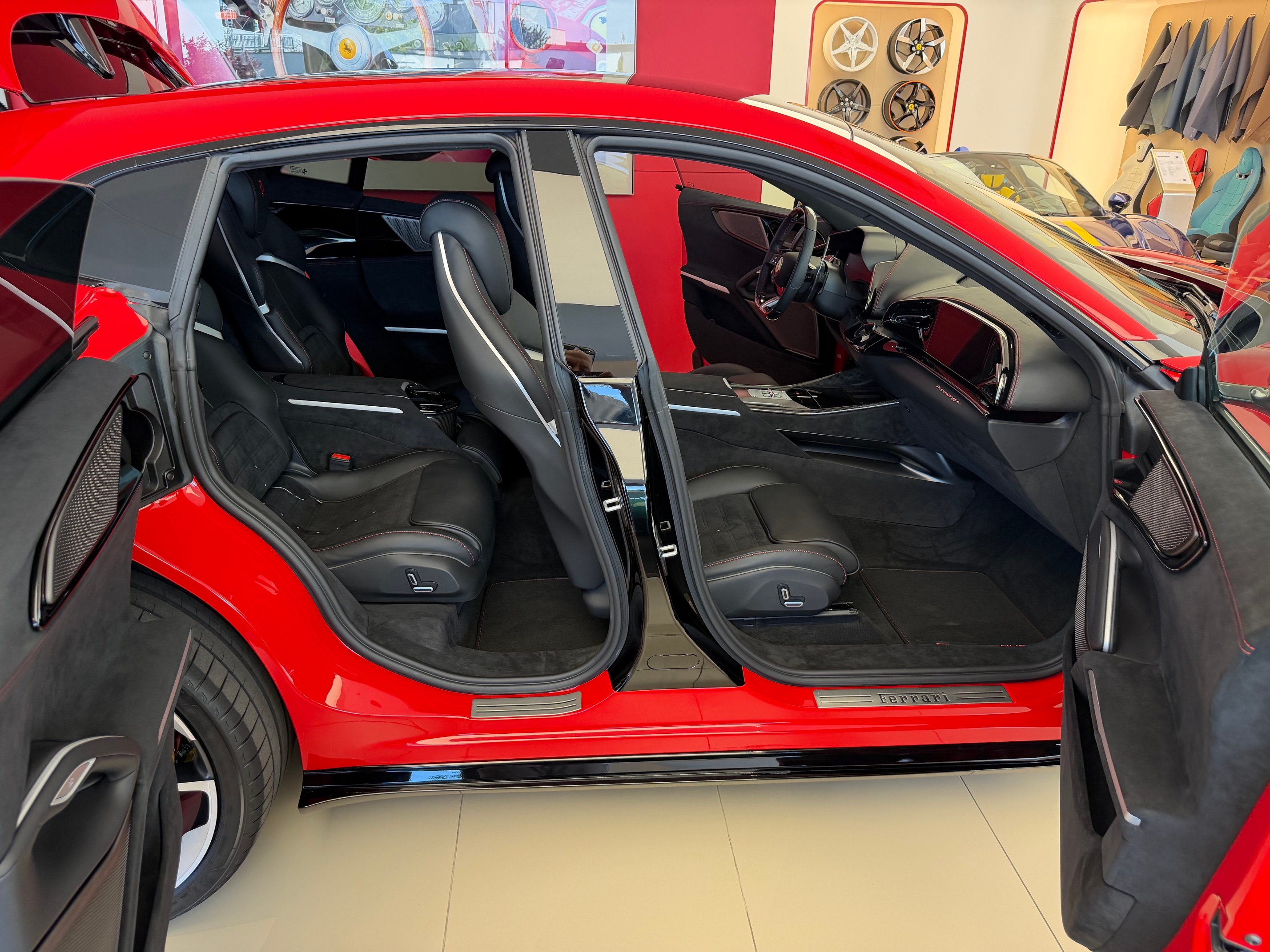 rood Ferrari Purosangue Standard 2026