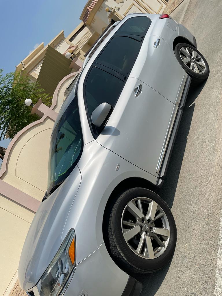 Silber Nissan Pathfinder SV 2014