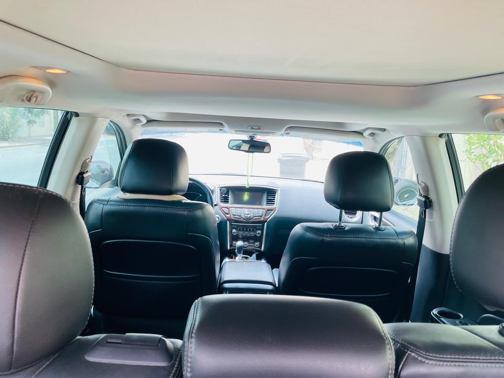 Silber Nissan Pathfinder SV 2014