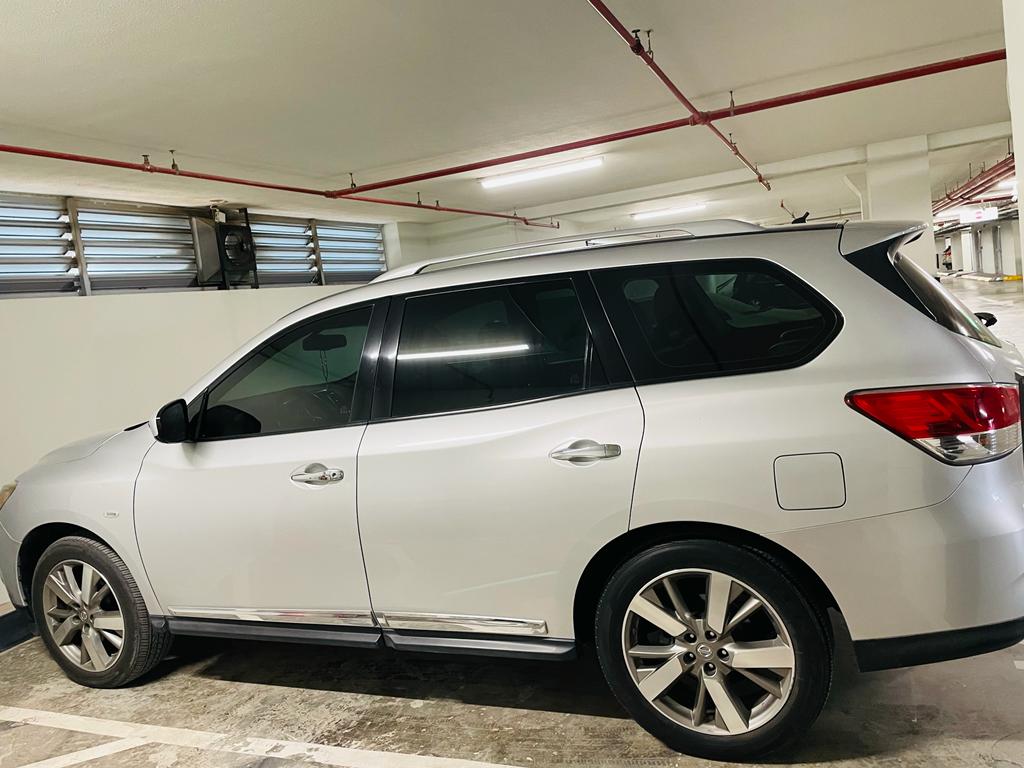 Silber Nissan Pathfinder SV 2014