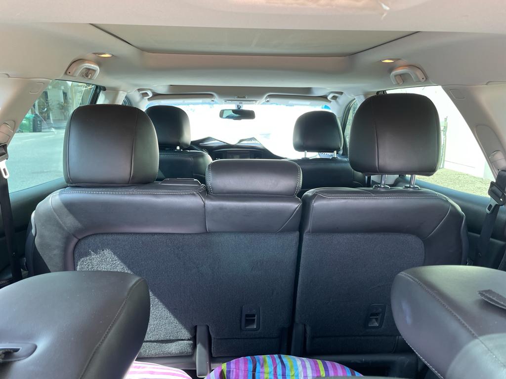 Silber Nissan Pathfinder SV 2014