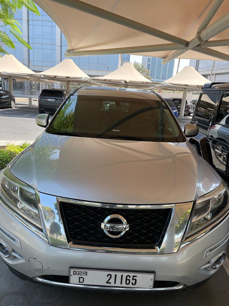 Silber Nissan Pathfinder SV 2014