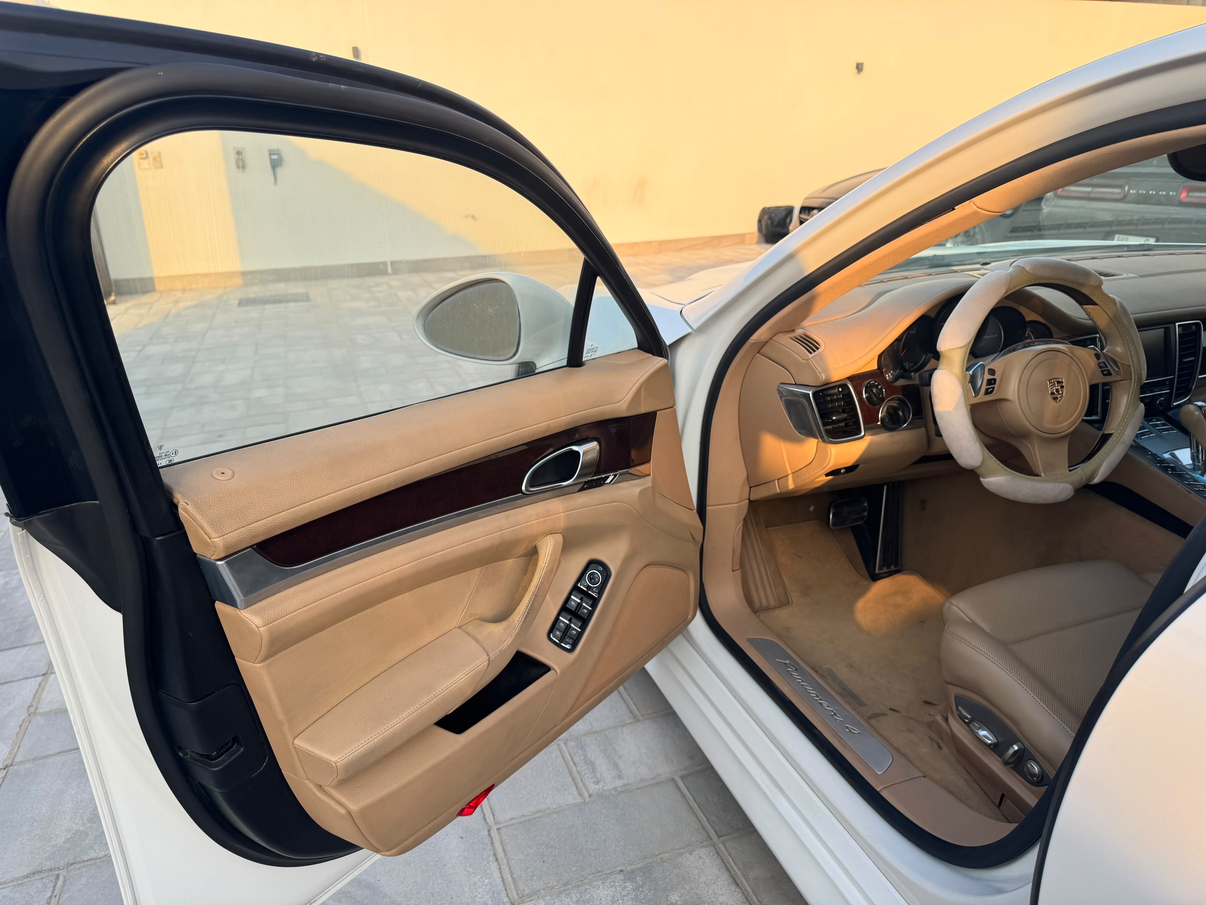 White Porsche Panamera 4S 2011