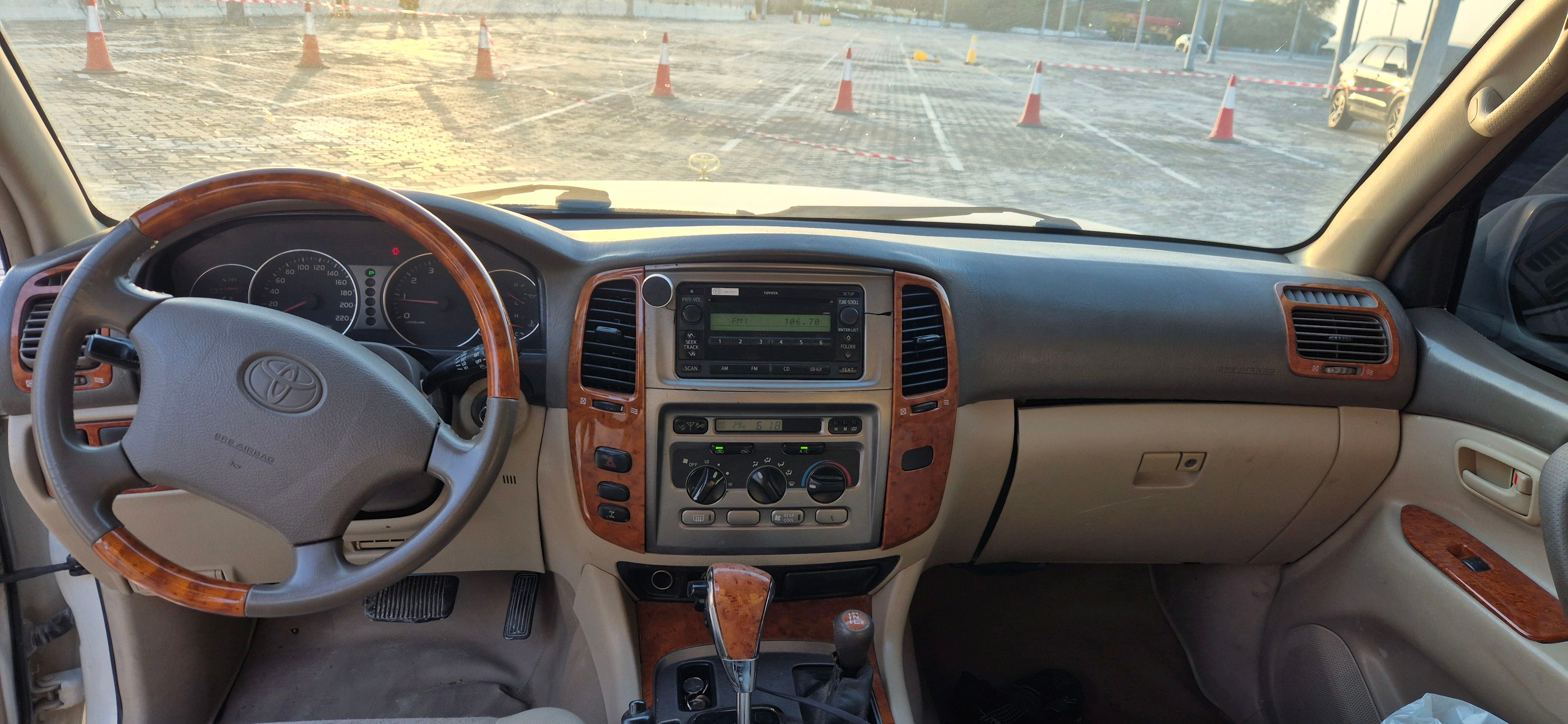Bianca Toyota Land Cruiser GXR V6 2006