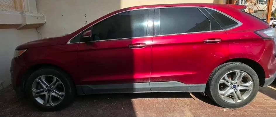 rood Ford Edge Titanium 2017