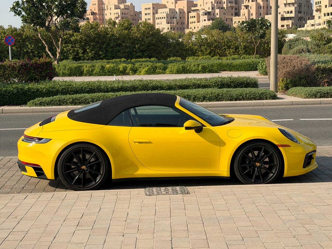 Jaune Porsche 911 Cabriolet 2021