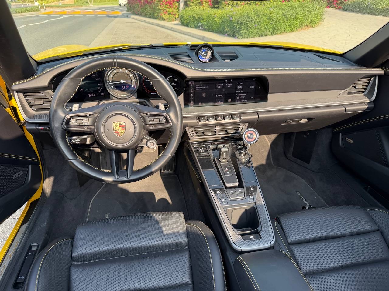 Jaune Porsche 911 Cabriolet 2021