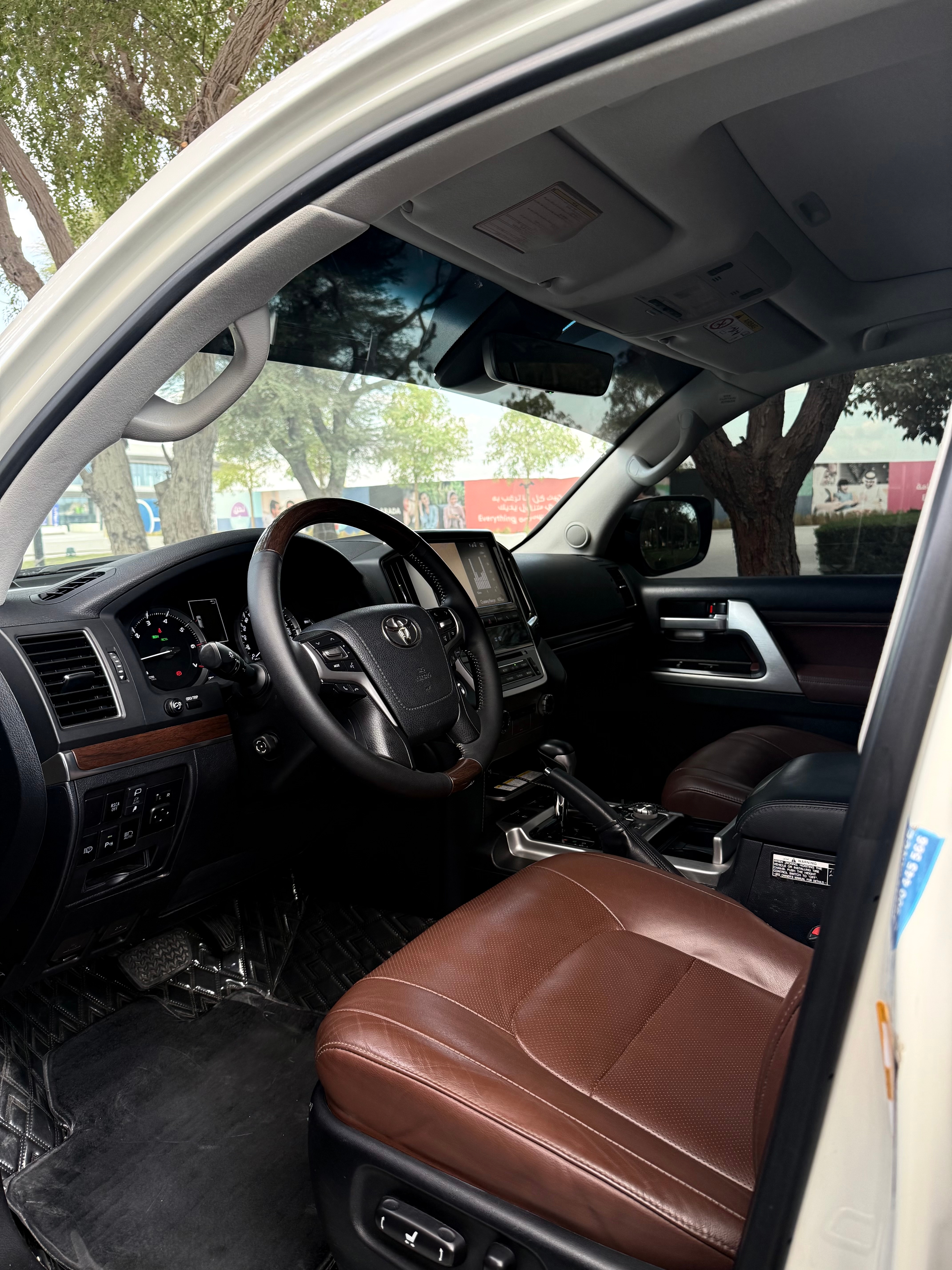 White Toyota Land Cruiser VXR V8 2019