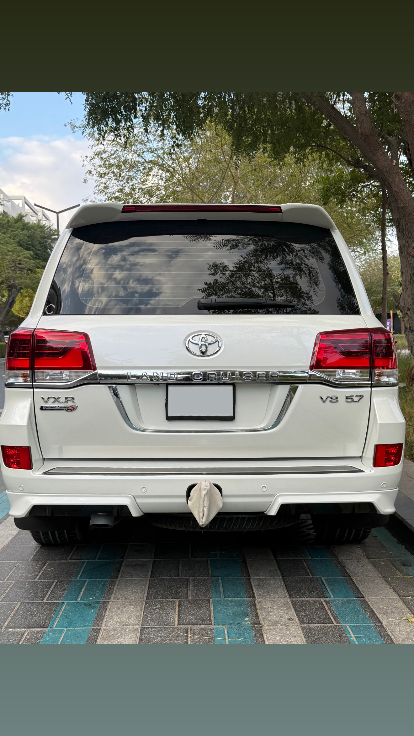 White Toyota Land Cruiser VXR V8 2019