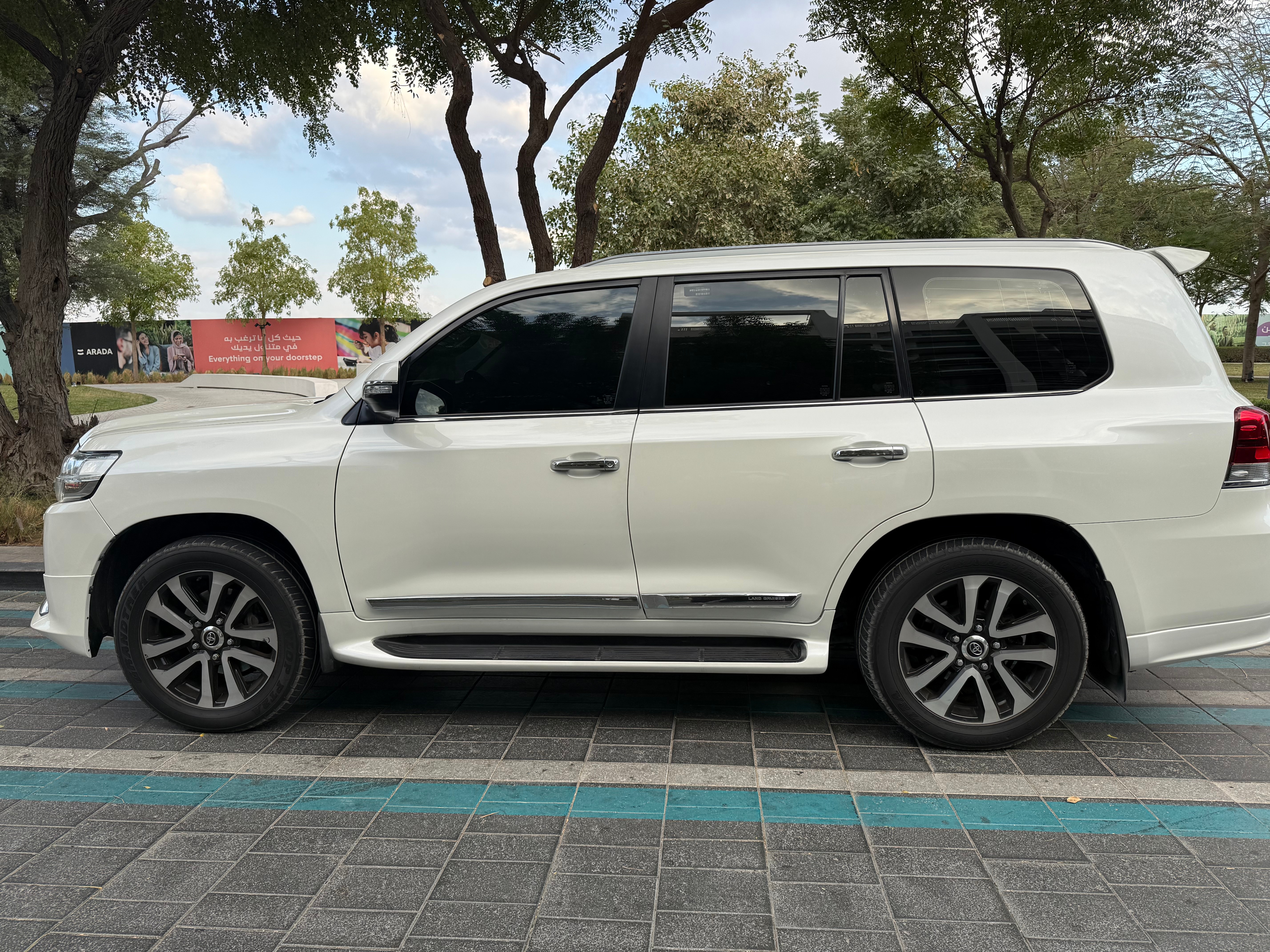 White Toyota Land Cruiser VXR V8 2019