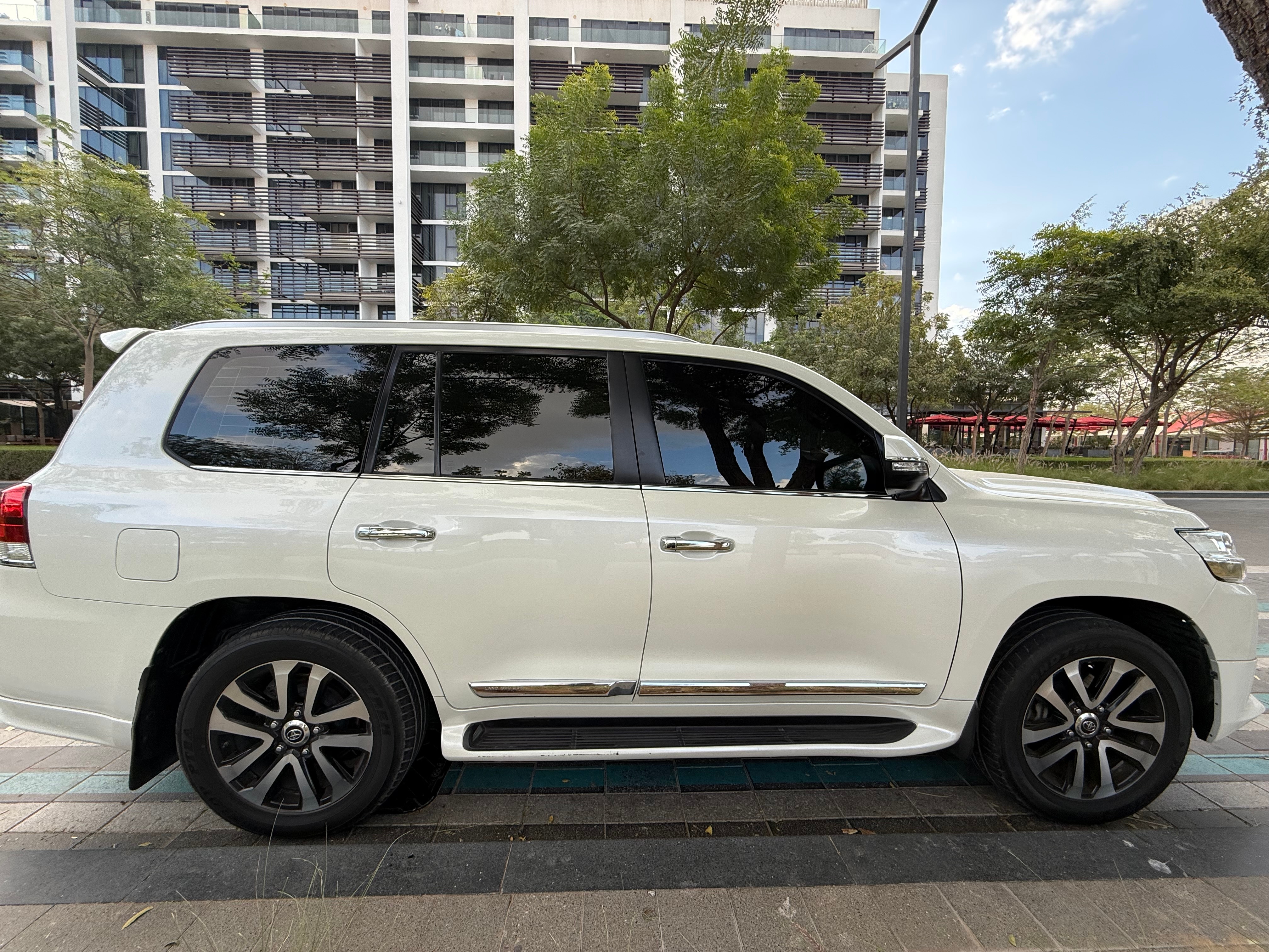 White Toyota Land Cruiser VXR V8 2019
